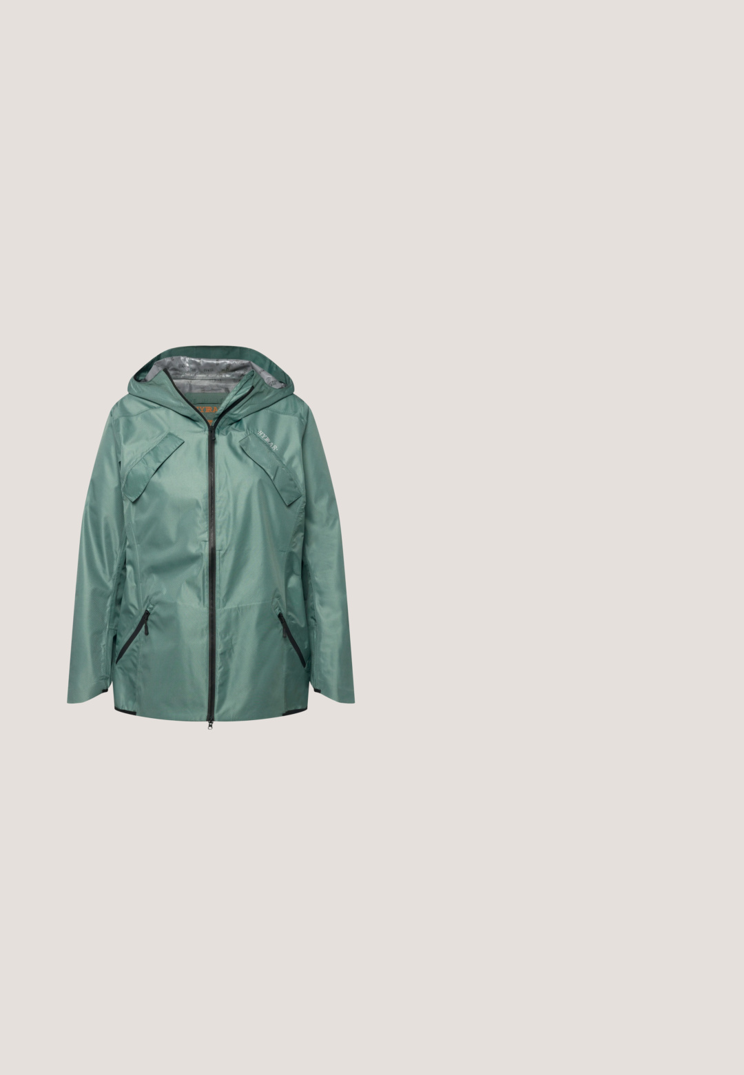 Ulla Popken HYPRAR FUNKTIONS WASSERDICHT  FINISH KAPUZE - Blouson - mintgrün; Chemise noire à manches courtes avec un col en V agrémenté de clous en métal le long du décolleté et un col rond.; Pantalons en denim noir avec une coupe droite. Comprend cinq poches, des fermetures à boutons en métal et des accents de couture orange. Matériau en coton.; Chaussure de sport noire avec une tige en tricot texturé, système de laçage élastique et semelle en caoutchouc légère avec une légère cambrure.; Sac fourre-tout en tissu noir avec des accents en cuir marron. Il dispose de deux sangles pour les épaules, d'une sangle en bandoulière amovible et d'une poche zippée à l'avant.; Collier en argent à plusieurs couches comprenant deux chaînes : l'une avec des accents ronds et l'autre lisse. Détail de fermoir ajustable inclus.