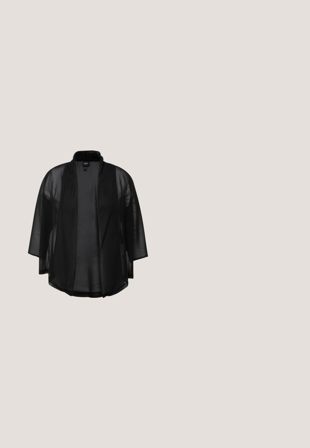 Ulla Popken Lichte jas - black; Asymmetrische donkerblauwe jurk met knoopdetail op de schouder, geplooide taille en een zijsplit; gemaakt van soepel, rekbaar materiaal.; Zwarte hoge hak sandaal met een combinatie van zachte suède en gaaspanelen, met kruislings banden en een enkelgesp.; Zwarte oversized zonnebril met gradient glazen, dikke montuur en gouden kettingdetails op de pootjes.; Kleine rechthoekige donkergrijze clutch versierd met heldere strass-steentjes in een uitstralend patroon en een zilveren kettingband.; Zilveren oorbellen in de vorm van zwanen, met heldere kristallen, parelaccenten en een druppelontwerp met een druppelvormige edelsteen.