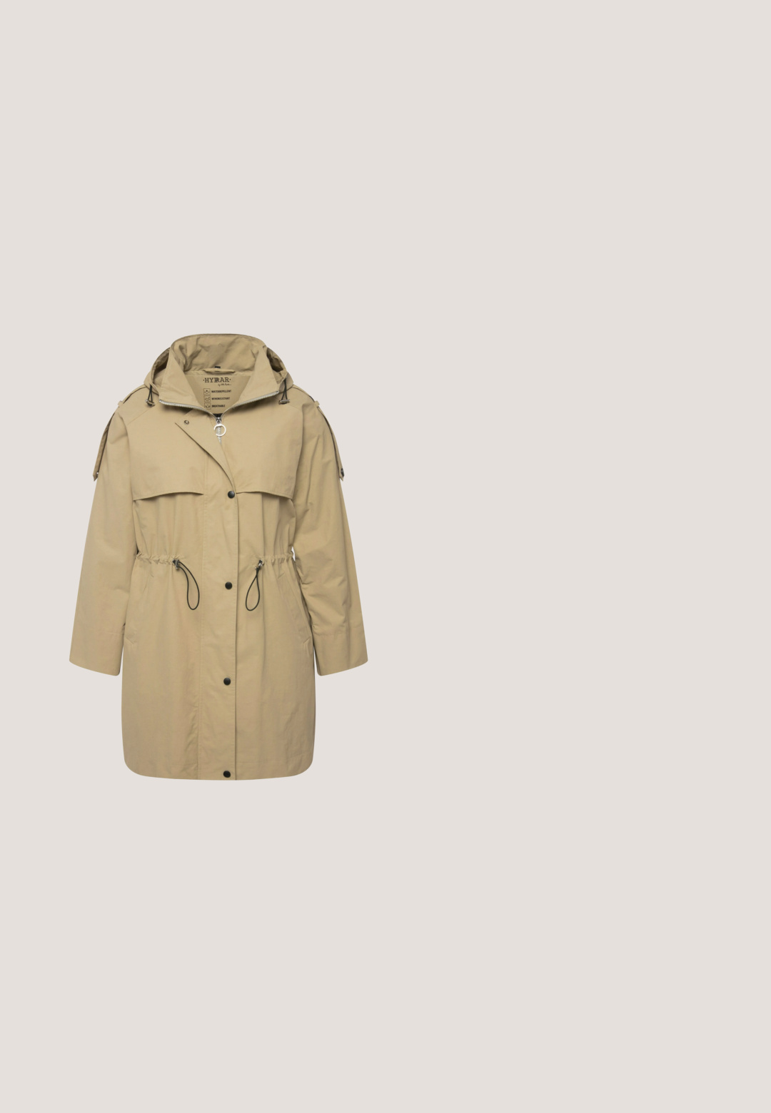 Parka impermeable en color marrón, con cierre de cremallera y botones a presión en la parte frontal, cintura con cordón ajustable, grandes bolsillos frontales y capucha con cierre de toggle.; Cárdigan beige con escote en V, mangas largas y botones negros en la parte frontal. Presenta puños acanalados y una textura suave y lisa.; Camiseta de manga corta beige con un escote amplio. El cuello adornado presenta cuentas en tonos plateado, negro y dorado. Textura de tela suave.; Vaqueros recortados de denim azul oscuro con bolsillos delanteros, cierre con botones y bajos doblados.; Botín de ante marrón hasta el tobillo con cremallera lateral, punta redondeada y suela texturizada. Presenta un tirador en la parte trasera y un detalle de costura sutil.; Bolso tote de cuero color cuero con dos asas, detalles de hebilla en tono dorado y una correa de hombro desmontable.