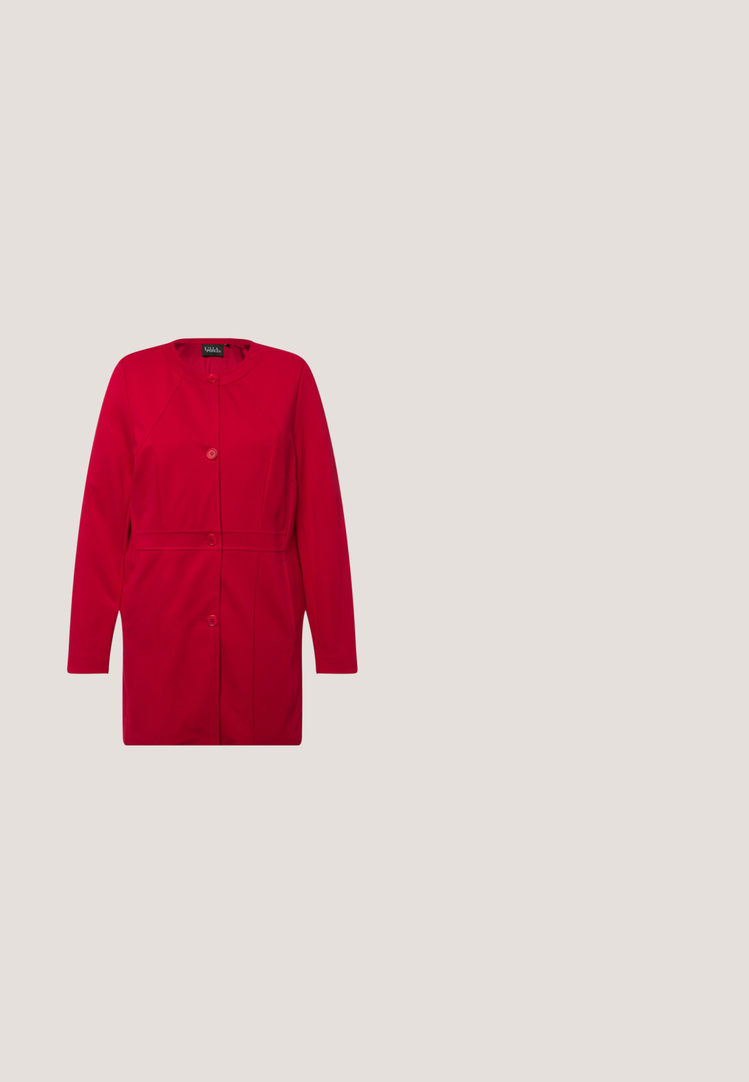 Veste rouge en tissu lisse, avec un col rond, des manches longues et une fermeture à boutons à l'avant avec deux boutons à la taille.; Chemise rouge à manches courtes avec col en V, petit détail floral texturé sur le côté gauche de la poitrine, et col intérieur coloré à motifs.; Jupe noire enveloppante avec une fermeture à bouton sur le côté, fabriquée en tissu lisse, arrivant au genou avec un léger détail de superposition.; Marco Tozzi Escarpins - red; Pochette de soirée en satin rouge avec monture en or, fermoir en perle et chaîne dorée sur fond blanc.; Even&Odd Boucles d'oreilles - red