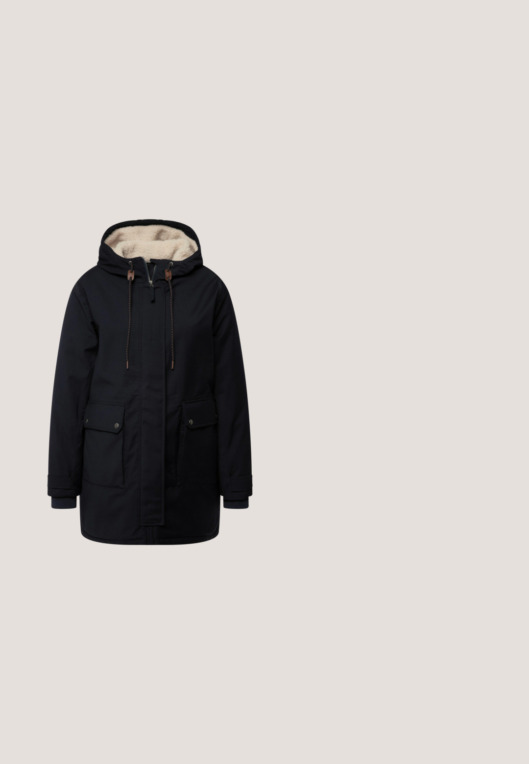 Marine parka med fleece-futteret hætte, frontlynlås, snoretræk og to klaplommer. Fremstillet af slidstærkt stof med syede detaljer.; Mørkeblå og hvid stribet langærmet bluse med orange detalje ved halsudskæringen og manchetterne, med et sideskilt og afslappet pasform.; Mørkeblå denim korte jeans med forlommer, knaplukning og optrukne kanter.; Mørkeblå sneakers med læder- og mesh-paneler. Har en hvid gummisål, rund tå og klassisk snørebåndsdesign.; Marineblå skuldertaske i halvmåneform med justerbar rem og lille sølvfuglelogo på forsiden.; Guldtonede hoops med sammenflettede bånd i rosafine, sølv- og guldfarver. Glat metalfinish, sikret med en låsning bagpå.