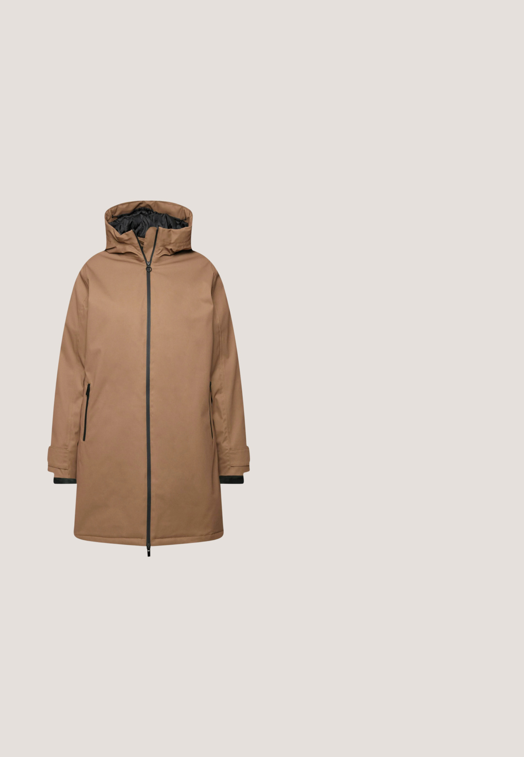 Brun vandtæt jakke med hætte, front lynlås og sidelommer. Har en glat tekstur og kontrasterende sorte detaljer.; Lys beige pullover sweater med V-hals og krave-design. Har ribbede mansjetter og kant samt en tekstureret strikfinish.; Sandfarvet kordfløjlsskjorte med krave, lange ærmer og en delvist skjult knapstolpe. Har ribbet tekstur og tætsiddende manchetter.; Mørkeblå denim skinny jeans med fem-lomme design, der har en knaplukning og sømadresser på sømmene. Glat tekstur, tætsiddende stil.; Ruskind knæhøj støvle i lysebrun med en rund tå, en dekorativ spænde øverst og et indpakket rem med metalaccenter. Design med blokhæle.; Stor tanfarvet lædertaske med to håndtag, flad rektangulær form, minimalistisk design og en frontlomme.