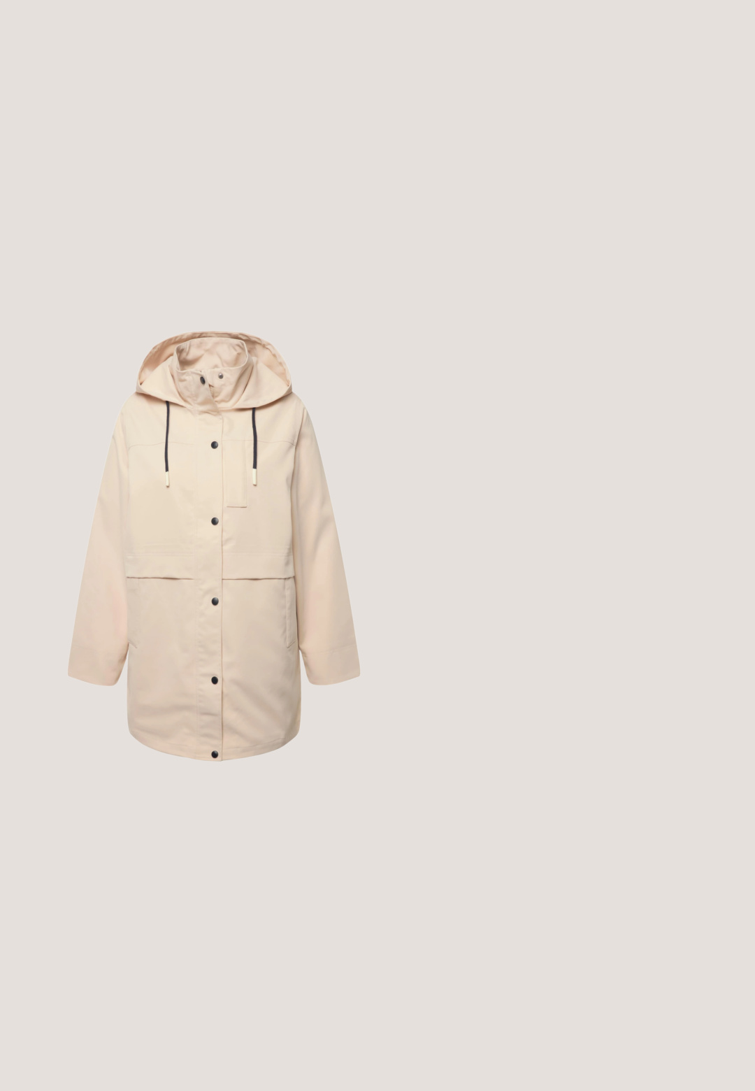 Beige vandtæt parka-jakke med en rummelig hætte, sorte snore, snaplukning foran og to store forlommer.; Gul sweatshirt med lange ærmer, ribstrikkede manchetter og kant, med sort tekst "ICÔNE Prêt-à-porter" midt foran.; Gul bomulds T-shirt med rund hals og korte ærmer. Har en afslappet pasform og en glat tekstur, uden synlige mønstre eller accenter.; Blå denim skinny jeans med høj talje, fem lommer og lynlåslukning. Stoffet har en let falmet tekstur med kontrasterende syninger.; Sko med en beige ruskindsoverdel, der har et leopardprintdesign, hvide detaljer, flade snørebånd og en tekstureret cremerubber sål.; Beige håndtaske med rundet form, glat tekstur og gyldne cirkulære nitter langs kanterne. Enkelt rem og rummeligt åbning.
