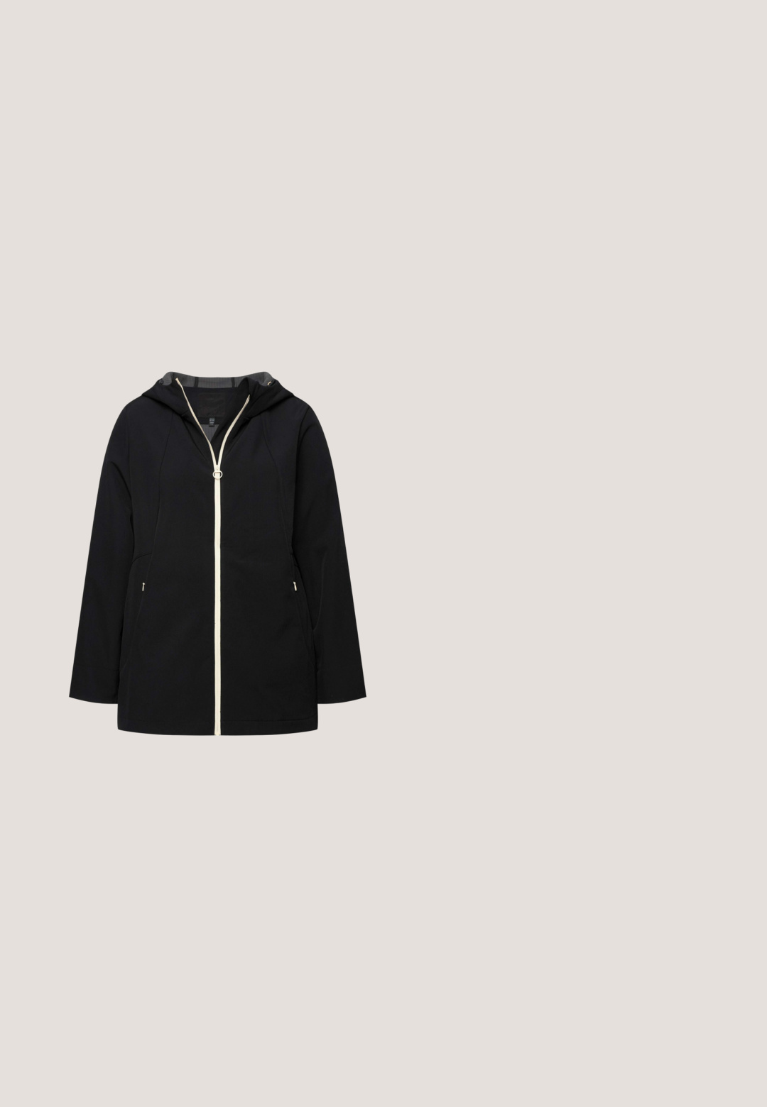 Schwarze Kapuzenjacke mit einem Reißverschluss, ausgestattet mit einem kontrastierenden weißen Reißverschluss, seitlichen Taschen und einer glatten Stoffstruktur. Einfaches, funktionales Design.; Schwarzes Baumwoll-T-Shirt mit lässigen Dreiviertelärmeln und einem grafischen Textdesign. Der Text enthält mehrfach "IMAGINE" in unterschiedlichen Schriftarten und Texturen.; Schwarze Leggings aus elastischem Material, mit einem hohen, elastischen Bund und subtiler Markenkennzeichnung. Glatte Textur, figurbetonendes Design.; Schwarze Leder-Sneaker mit glatter Oberfläche, Schnürverschluss, weißer Zwischensohle und strukturiertem schwarzen Gummiaußensohle. Verfügt über subtile Designlinien.; Schwarze Leder-Umhängetasche mit gebogenem oberen Rand, Fronttaschen und verstellbarem Riemen, vor weißem Hintergrund dargestellt.; Silberne Kettenhalskette mit einem gedrehten Design, interlocking Gliedern und einer glatten metallischen Oberfläche. Die Länge sorgt für einen bequemen Sitz.