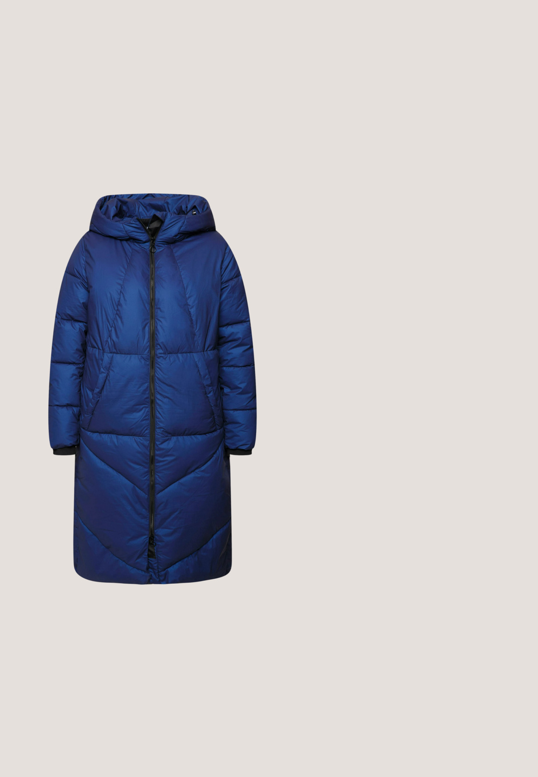 Lang pufferjakke i mørkeblå med hætte, med en frontlynlås og chevron-quiltet mønster. Fremstillet af et letvægts, skinnende stof.; Blå strikket sweater med korte ærmer, der har et diamantmønster, ribbede manchetter og kant. Letvægtsstruktur, der egner sig til lagdeling.; Stribet blå skjorte med knapper og lomme, hvor der står "STUDIO UNTOLD", klassisk krave og lange ærmer.; Blå bukser med vidde i benene og knaplukning ved taljen, lavet af glat, ensfarvet stof og med høj talje.; Blå ruskind atletiksko med hvide striber, beige hælflap og gummisål i naturfarve, set fra siden på hvid baggrund.; Blå læder skuldertaske med justerbar rem og metaløje detaljer på en hvid baggrund.