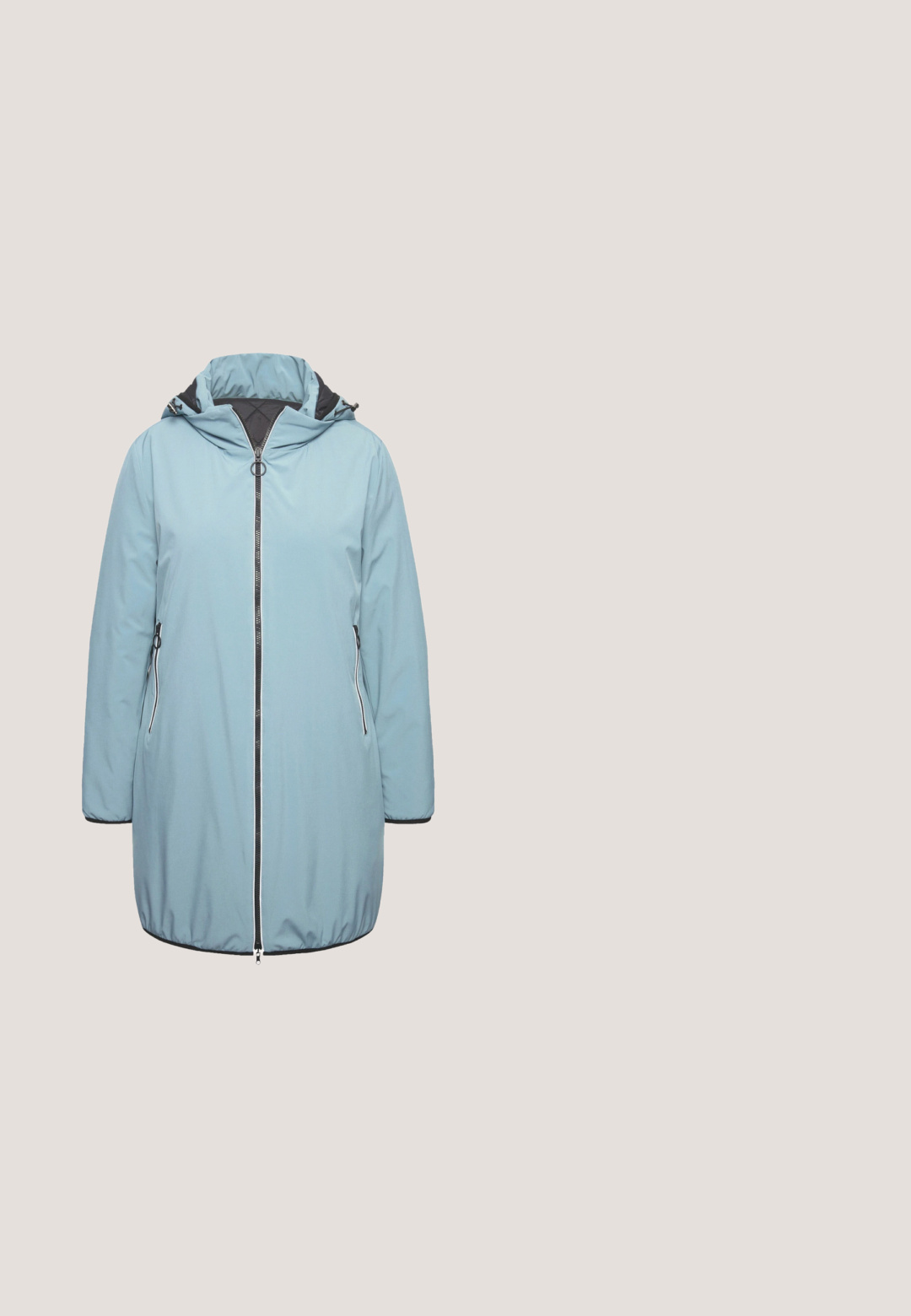 Hellblaue Kapuzenjacke mit einem frontalen Reißverschluss, zwei Seitentaschen und schwarzen Akzenten am Kragen und an den Reißverschlüssen. Glattes, wasserabweisendes Material.; Navyblaues Sweatshirt mit Cowl-Neck, langen Ärmeln und weißen "Hello"-Buchstaben auf der Vorderseite. Hergestellt aus weichem, glattem Stoff.; Dunkelblaue, enge Jeans aus Denim mit fünf Taschen, ausgestattet mit einem Knopfverschluss undNahtakzenten an den Säumen. Glatte Textur, figurbetontes Design.; Schwarze Lederknöchelstiefel mit glatter Oberfläche, ausgestattet mit dekorativen Fransen, geflochtenen Akzenten und einem seitlichen Reißverschluss für einen einfachen Einstieg.; Graue Lederhandtasche mit Chevron-Muster, einem goldfarbenen runden Verschluss mit zwei Vogeldesigns und einem Kettenriemen.; Ohrringe aus goldfarbenem Metall mit unregelmäßig welligen Creolen, mit Stecker-Verschluss und Schmetterlingsverschluss, vor weißem Hintergrund.