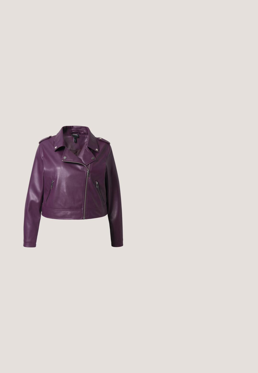 Lilla læder bikerjakke med et cropped design, trykknapkrave og lynlåslommer. Inkluderer metalhardware og en glat tekstur.; Bordeaux kortærmet t-shirt med rund halsudskæring. Tekstureret stof med subtile lodrette linjer, afslappet pasform og ingen synlig hårdhedsdetaljer.; Bordeaux faux læderbukser med et slangeskindsprint, tætsiddende design og lige ben. Har en taljebånd og knappelukning foran.; Ankelstøvle lavet af glansfuld mørk bordeaux læder med tekstureret overflade, der har en geometrisk blokhæl og en justerbar rem med hardware.; Mørkelilla håndtaske i læder med halvmåneform, guld kædestrop og stofsidesrem, med en lille guldlås på frontklappen.; Hængende øreringe med mørklilla runde, teksturerede ovale, gyldne og uregelmæssige mørkebrune stenlignende perler stablet lodret.
