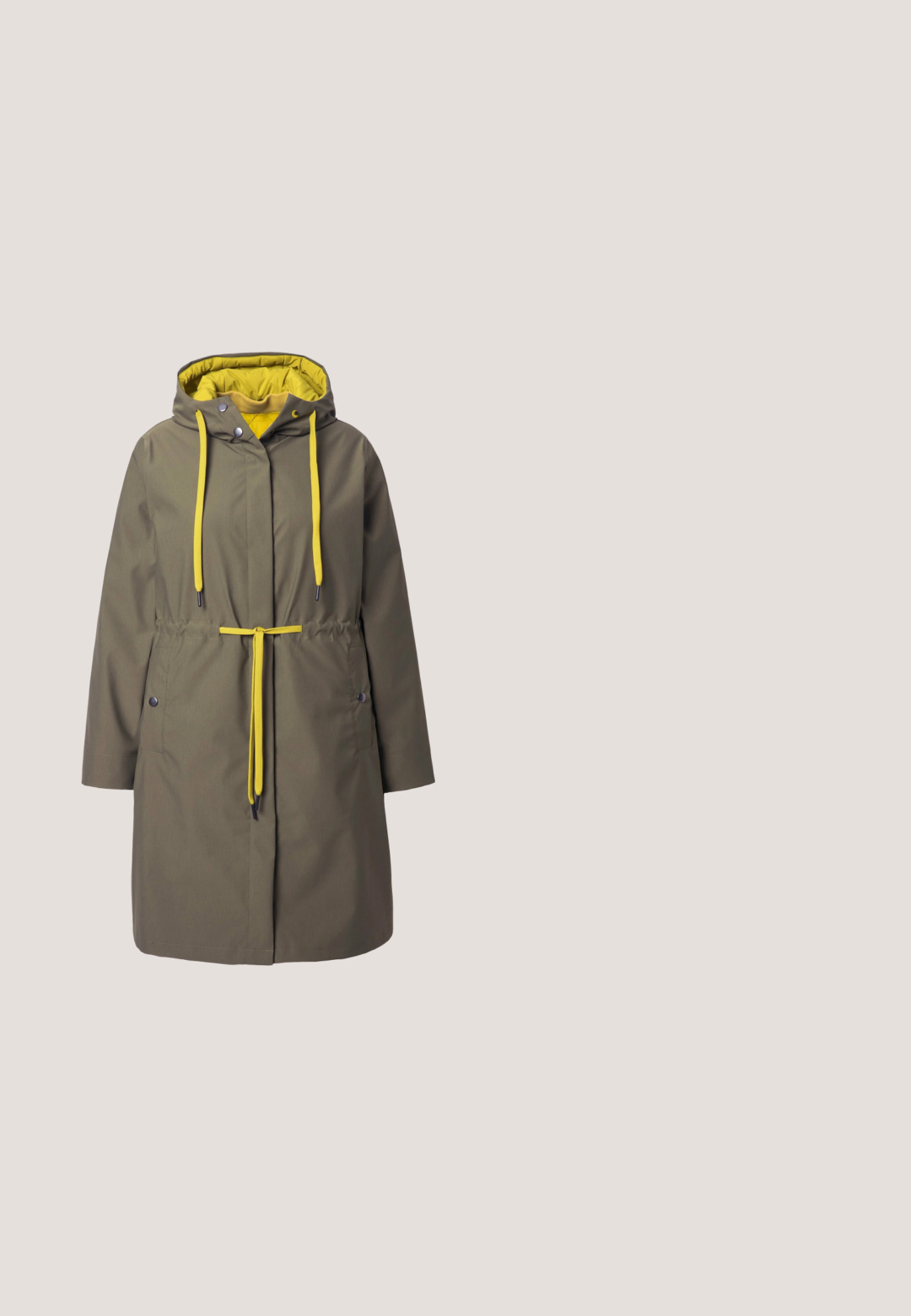 Khaki-Parka mit gelbem Innenfutter, verstellbarem Kapuzen, Kordelzug in der Taille und Druckknopfverschluss; hergestellt aus glattem, wasserabweisendem Material.; Olivgrüner, langärmeliger Cardigan zum Knöpfen mit rundem Ausschnitt und gerippten Bündchen und Saum.; Helles grünes Kurzarm-T-Shirt aus weichem Stoff, mit Rundhalsausschnitt und lockerer Passform mit einem genähten Saum. Keine auffälligen Muster oder Akzente.; Blaue Skinny Jeans aus Denim mit hoher Taille, fünf Taschen und einem Reißverschluss. Der Stoff hat eine leicht ausgewaschene Textur mit kontrastierenden Nähten.; Hellgrüner Mesh-Sneaker mit weißen Schnürsenkeln, weißer Zwischensohle, brauner Gummilaufsohle und Fersenzuglasche, seitlich dargestellt.; Olivgrüne Lederschultertasche mit verstellbarem Riemen, weichem gefaltetem Oberteil und kleinem metallischem Logo nahe der unteren Mitte.