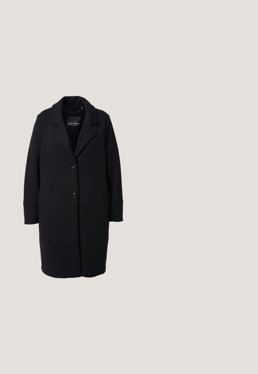 Schwarzer Mantel aus weichem Stoff mit einem Reverskragen, zwei vorderen Knöpfen und langen Ärmeln mit breiten Bündchen. Gerade geschnittener Stil.; Schwarz-cremefarbenes gemustertes Kleid mit V-Ausschnitt, langen Ärmeln und einem Bindegürtel in der Taille. Leichter, fließender Stoff mit Rautenmotiven.; Schwarzer kniehoher Lederstiefel mit einem Schnallenriemen um den Knöchel und einer dicken Gummisohle.; Schwarze, oval geformte Sonnenbrille mit dunklen Gläsern und dünnen Bügeln, mit einem kleinen silbernen Polo-Logo an den Bügeln.; Schwarze Lederhandtasche mit geschwungenem oberen Teil, flachem Boden und einem langen Tragegurt mit goldenen Beschlägen. Glatte Textur, minimalistisches Design.; Silberfarbene kleine Creolen mit einem strukturierten Muster entlang der Außenkante und klaren Kunststoffverschlüssen, dargestellt auf hellem Hintergrund.