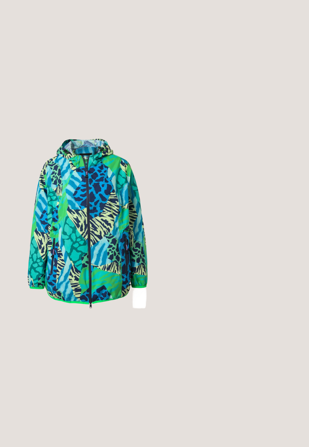 Veste à capuche avec fermeture éclair intégrale à l'avant, poignets élastiques, et imprimé animal abstrait vibrant en nuances de bleu, vert et crème.; Chemise à manches longues, blanc cassé, boutonnée, avec col et une poche poitrine unique, présentée à plat sur fond blanc.; Jean en denim bleu clair à jambes larges, taille haute, avec cinq poches et ourlet effiloché. Fabriqué en coton avec un léger délavage et des détails usés.; Baskets avec un mélange de matériaux blancs, beiges et marron clair. Comprend du daim, du mesh et une semelle épaisse au design arrondi avec des accents roses.; Sac bandoulière en cuir beige texturé avec une poche avant en forme d'enveloppe et un logo en métal doré « Lancaster Paris ».; Bracelet ton or avec des perles facettées de différentes couleurs, orné d'un délicat détail en maillons de chaîne et d'une petite étiquette.