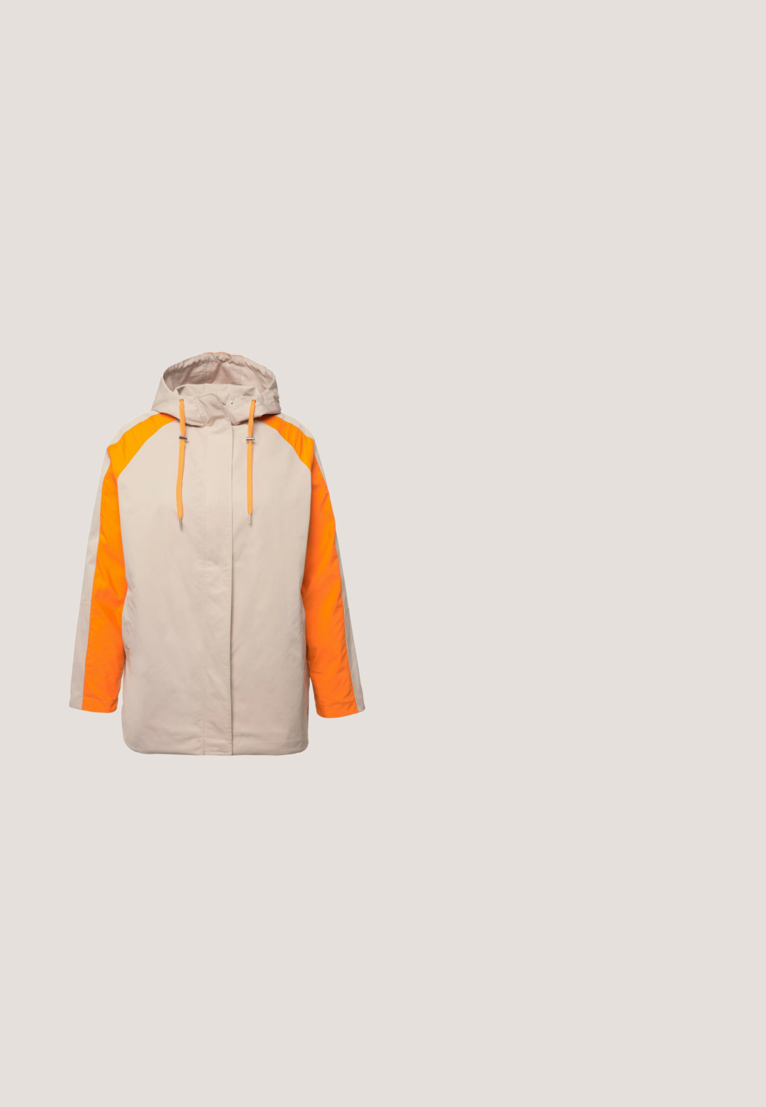 Beige hættejakke med frontlynlås, orange striber på ærmerne og orange snore i hætten, designet til koldt vejr.; Lys cream sweatshirt med raglanærmer, prydet med vandrette striber i orange, gul, grøn, turkis og grå. Blød tekstur.; Gul bomulds T-shirt med rund halsudskæring, korte ærmer og en løs pasform. Glat tekstur uden synlige mønstre eller detaljer.; Blå denim skinny jeans med høj talje, fem lommer og lynlåslukning. Stoffet har en let falmet tekstur med kontrasterende syninger.; Brune ruskindsneakers med hvide læderdetaljer, der har en gummisål, rund tå og snørebånd. Enkelt design med en kontrasterende farvepanel.; Orange taske i kunstlæder med prægede logo mønstre, rektangulær form, lynlås lukning og en fremtrædende oval metalbeslag foran.