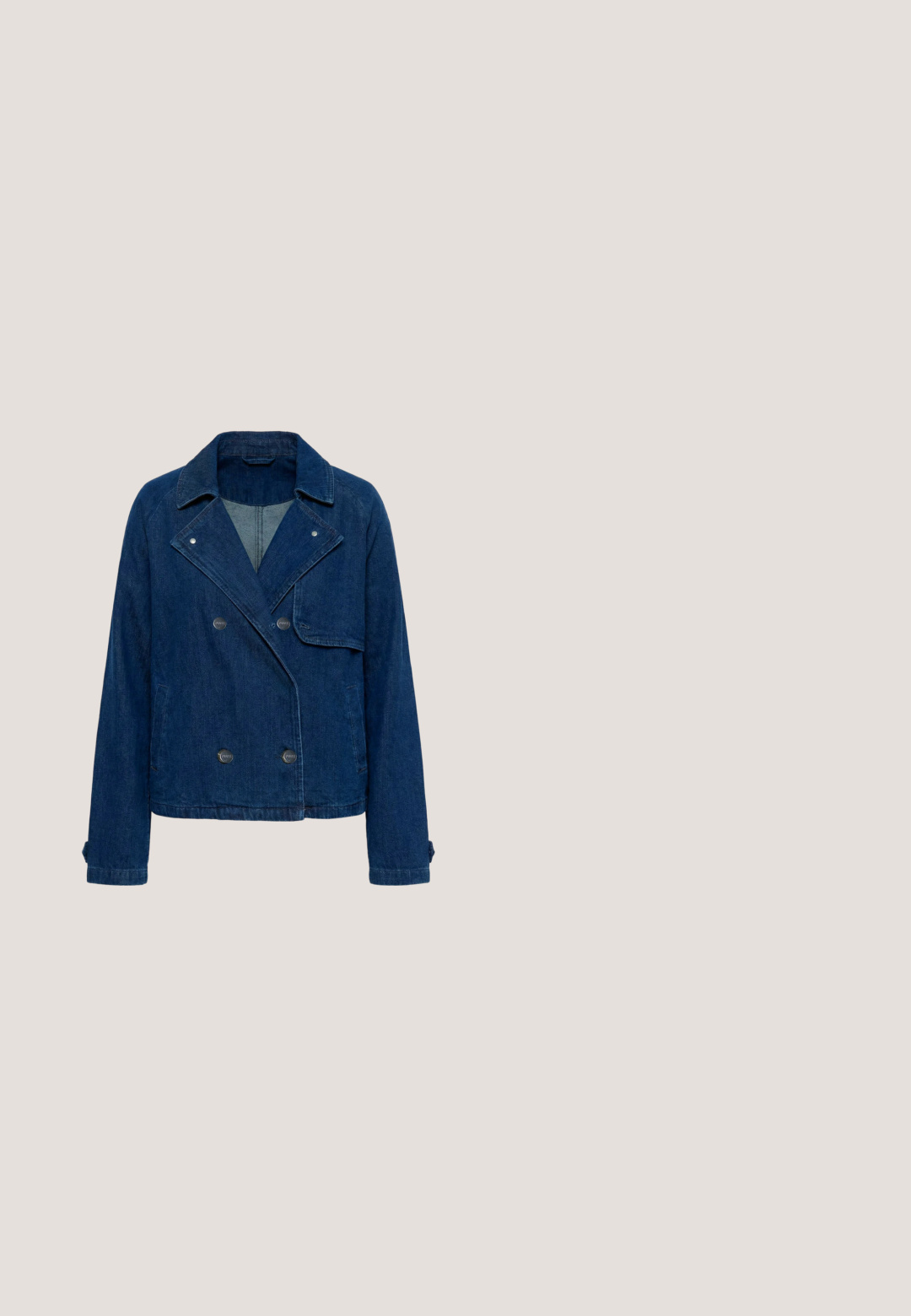 Chaqueta vaquera azul oscuro con botones de doble botonadura, solapas anchas, mangas largas y dos bolsillos laterales, mostrada sobre un fondo blanco.; Kaffe KAMAI - Camiseta estampada - ensign blue; Pantalones de pierna ancha en un tono crema con un patrón floral en azul marino y azul claro. Presentan una cinturilla elástica y un detalle de cuerda ajustable.; Zapatilla beige de corte bajo con paneles de malla blanca, superposiciones de ante, cordones blancos y suela de goma, con la marca "Melvin & Hamilton" en el lateral.; Bolso de hombro de ante azul suave con correa ajustable e impresión sutil de la marca en el centro inferior.; Anillo de plata con una forma fluida y orgánica, que presenta curvas suaves y una superficie brillante y reflectante. Diseño simple y moderno.