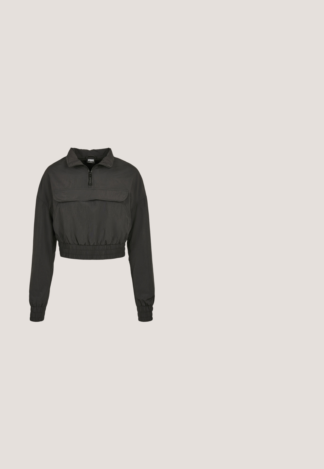 Veste coupe-vent noire raccourcie avec col haut, fermeture éclair à l'avant et taille et poignets élastiqués. Dispose d'une poche avant.; T-shirt en cotton beige au design ajusté. Il présente un col rond et des manches courtes. Le devant affiche "KARL KANI" en texte blanc avec des accents noirs.; Nike Sportswear W PHNX FLC HR OS - Pantalon de survêtement - amber brown/sail; Baskets blanches de sport avec une tige en cuir lisse, dotées d'une semelle en caoutchouc texturé, d'œillets métalliques et d'un logo contrastant sur le côté.; Sac fourre-tout en tissu noir avec deux poignées robustes, de forme rectangulaire, doté d'une poche à l'avant et d'un patch de logo de marque visible.; Boucles d'oreilles en argent présentant un design de corde tressée avec deux boucles entrelacées. Chaque boucle d'oreille est dotée d'un fermoir articulé pour un maintien sécurisé.