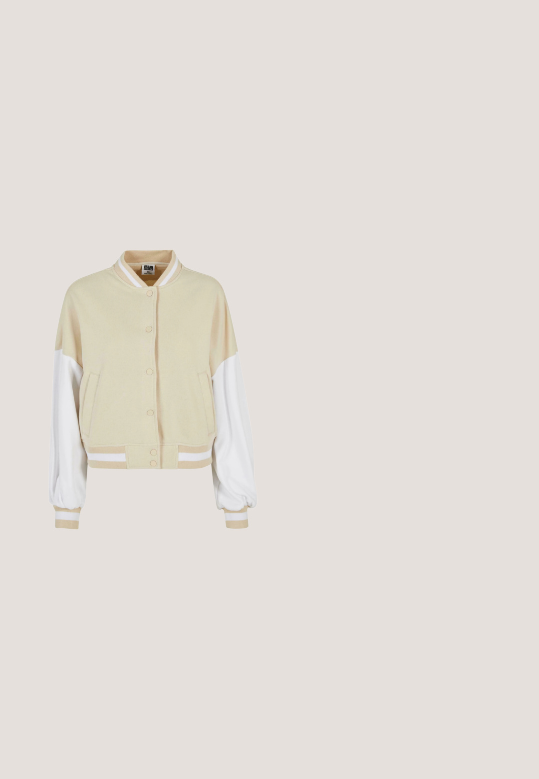 Beige bomberjakke med hvide ærmer. Har en ribbet krave, trykknapper og sidelommer. Blødt stof med et sporty design.; Beige kort top lavet af ribbet stof, med en høj halsudskæring og en knude detalje nederst.; Beige udvidede bukser lavet af strækbart stof, med høj talje og subtile slidser i siderne ved kanten for ekstra detalje.; Flade sko i købmælkprint med en struktureret overdel i brun og creme, elastiske remme og en gummisål med et fleksibelt design.; Cremefarvet lædertaske med et buet design, der har sølvhardware, lynlåsåbning og dekorative stropper med ringe.; Guldfarvet lagd halskæde med kraftige kædeled, en tynd kæde og en dekorativ "Loo" vedhæng i skrå skrift. Glat overfladefinish.