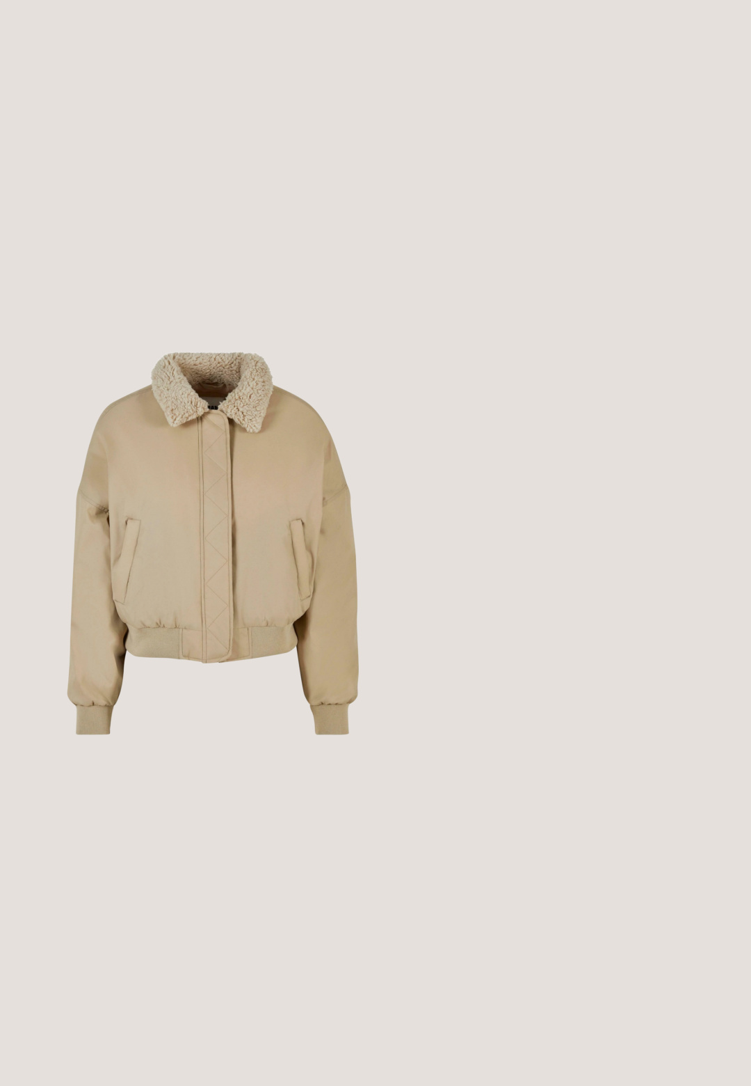 Beige cropped jakke med en fluffy krave, der har lukning foran, sidelommer samt ribbede manchetter og kant. Blødt stof med en glat overflade.; Hvid sweatshirt med en stor lyserød jordbærgrafik og teksten "The Beatles Strawberry Fields Forever" på forsiden.; Lyseblå ærmeløs top med plisserede detaljer ved skuldersømme og rund halsudskæring, uden synlige mønstre eller prints.; Lyseblå super skinny jeans med frontknap og lynlås, bæltestropper og fem lommers design.; Beige og tan ruskind og stof sneakers med hvide snørebånd, tyk hvid og tan sål og "Pepe Jeans London" logo på siden.; Suedebrun crossbody taske med guldfarvet hardware, lynlås lukning og en stofrem. Den runde form og bløde tekstur forbedrer designet.