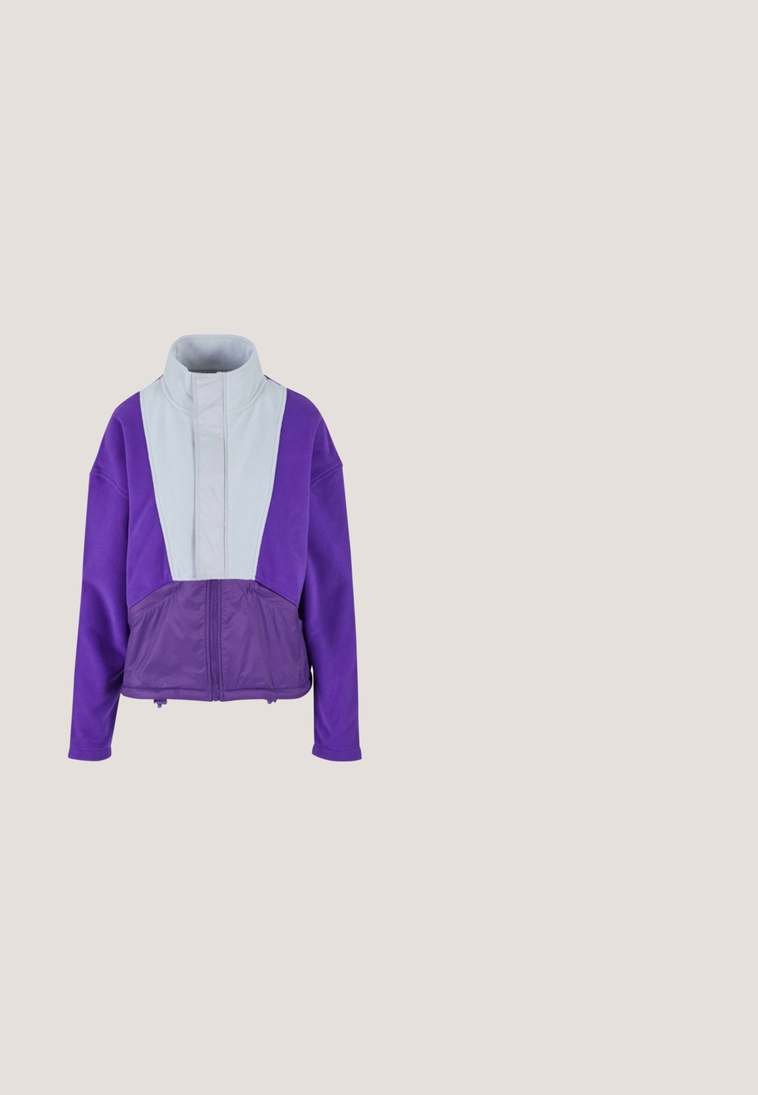 Paarse fleecetrui met grijze paneel. Voorzien van een hoge kraag, ritsluiting en twee lagere zakken. Zachte textuur, losse pasvorm, stijlvolle kleurblokkering.; Kort lavendelkleurig katoenen T-shirt met ronde hals, korte mouwen, losse pasvorm en gestikte zomen.; Paarse katoenen shorts met een elastische tailleband, met een vlinderborduursel op het linkerbeen en een gladde textuur.; Zwarte en roze Nike sneakers met een bovenwerk van mesh, gebogen ontwerp en ronde paarse demping bij de zool en zijkanten.; Lichtpaarse gevoerde laptoptas met twee handvatten en een verstelbare schouderriem, weergegeven tegen een witte achtergrond.; Zilveren ketting armband met kleine amethist stenen en een halve maan hanger, verstelbare sluiting op witte achtergrond.