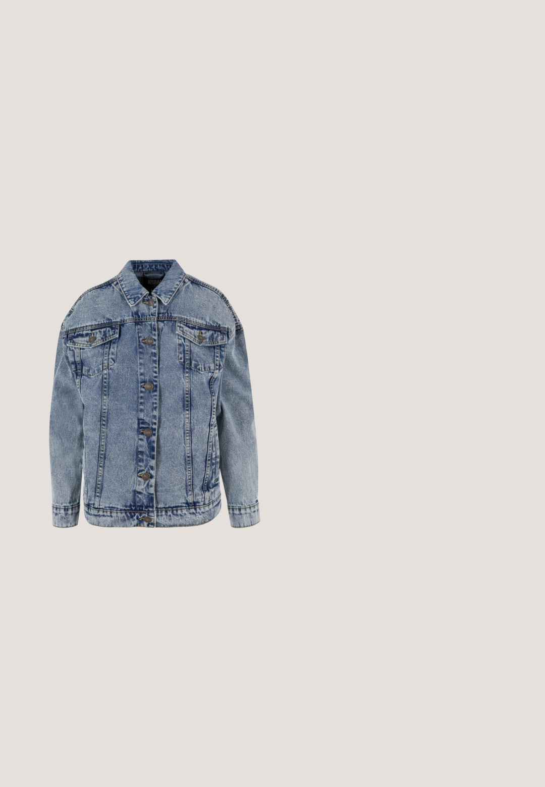 Lyseblå denimjakke med klassisk krave, knaplukning, lange ærmer, to brystlommer og en afslappet pasform.; Rød- og sortternet flannel skjorte, lange ærmer med opsmøgede manchetter, spidse krave, to brystlommer, knaplukning fortil, blød tekstur.; Lyseblå jeans med lige ben, slidte huller på begge ben, fem-lommer-stil og knaplukning i taljen.; Sorte snørebånd ankelstøvler lavet af syntetisk læder, med en kraftig sål, trækstrop og fremtrædende syninger.; Sort faux suede choker med en sølv hjertevedhæng i midten, der har runde metal accenter og et spænde med en forlængerkæde.; AllSaints EYELET - Bælter - black