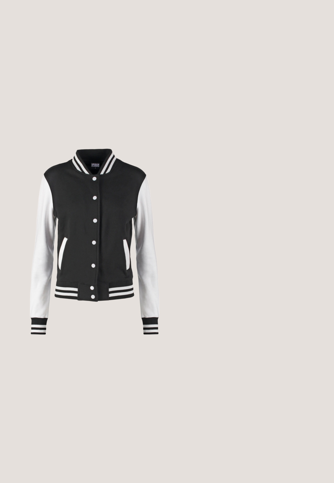 Zwart-witte varsityjas met knoopsluiting, gestreepte kraag, manchetten en zoom, en witte mouwen met een zwart lijf en zakken.; Zwarte langek mouw sweatshirt met een brede halslijn en ribbelmanchetten. Gemaakt van zacht materiaal met een iets ontspannen pasvorm en rechte zoom.; Persoon die zwarte skinny jeans met hoge taille en zwarte puntige pumps draagt, staand tegen een effen witte achtergrond.; Zwarte leren enkellaars met gestructureerde zijpanelen, zachte witte nepbontvoering, gele stiksels en een duurzame rubberen zool.; Zwarte cat-eye zonnebril met gradient lenzen, kunststof montuur, een gladde textuur en zilveren accentdetails op de armen.; Zwarte schoudertas van duurzaam materiaal, met een ronde vorm, een verstelbare schouderriem en een logo-opdruk aan de voorkant.