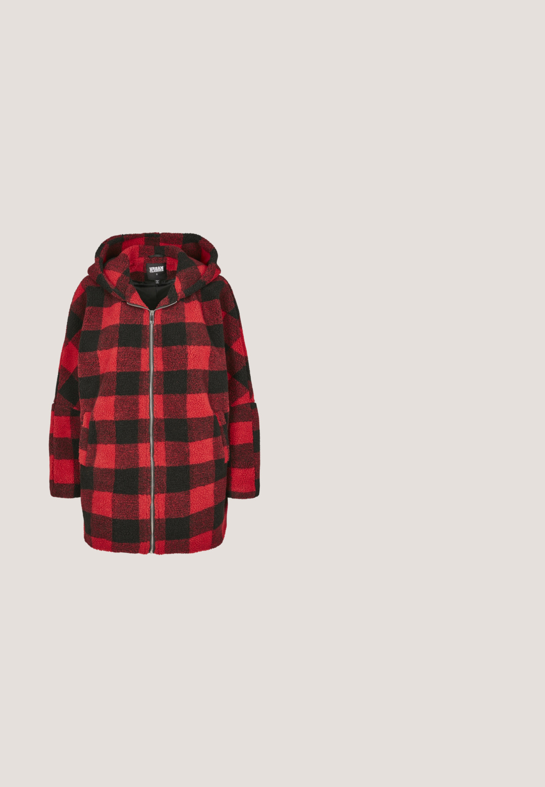 Rot-schwarz kariertes Fleecejacke mit Kapuze, Frontreißverschluss und zwei Seitentaschen. Weiche Textur und oversized Passform.; Roter Strickpullover mit rundem Ausschnitt, überschnittenen Schultern und geripptem Saum. Verfügt über ein strukturiertes, grob gestricktes Muster überall.; Schwarzes T-Shirt mit dem Schriftzug „FORTUNE FAVOURS ME“ und fünf Spielkarten mit mystischen Symbolen: Herz, Auge, Halbmond und Gesichter.; Yours Clothing STRETCH AVA - Jeans Skinny Fit - anthracite; Schwarze Lederstiefelette mit roten Akzenten und Nieten, ausgestattet mit einer dicken, strukturierten Sohle und einem weichen, gepolsterten Innenfutter.; Rote synthetische Umhängetasche mit texturiertem Oberflächenmaterial, Reißverschluss und verstellbarem Riemen. Auf der Vorderseite befindet sich ein silbernes Logo.