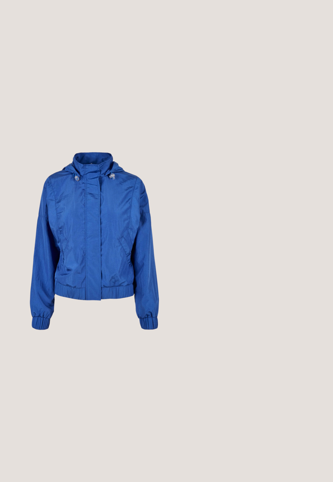 Blauwe gewatteerde windbreakerjas met elastische manchetten en tailleband, een voorrits die wordt bedekt door een stoffen flap, en verstelbare trekkoorden voor de capuchon.; Beige T-shirt met afbeelding van een vrouw die danst, gekleed in kleurrijke korte broek, wit topje, roze hoge hakken en de tekst "TYLA" naast haar.; Beige broek met brede pijpen en elastische tailleband, gemaakt van lichtgewicht stof, plat uitgestald op een witte achtergrond.; Geel rubberen regenlaars met een gladde oppervlakte, verstelbare gesp, en een gestructureerde zool voor grip. Hoge ontwerp, ronde neus en naadloze body.; Bril met een schildpadmontuur, dubbele neusbrug en rechthoekige lenzen met een lichtblauwe tint, op een witte achtergrond.; Crème- en mosterdgele boodschappentas met twee lange handvatten, voorvak en klein bevestigd muntenzakje dat aan één handvat hangt.