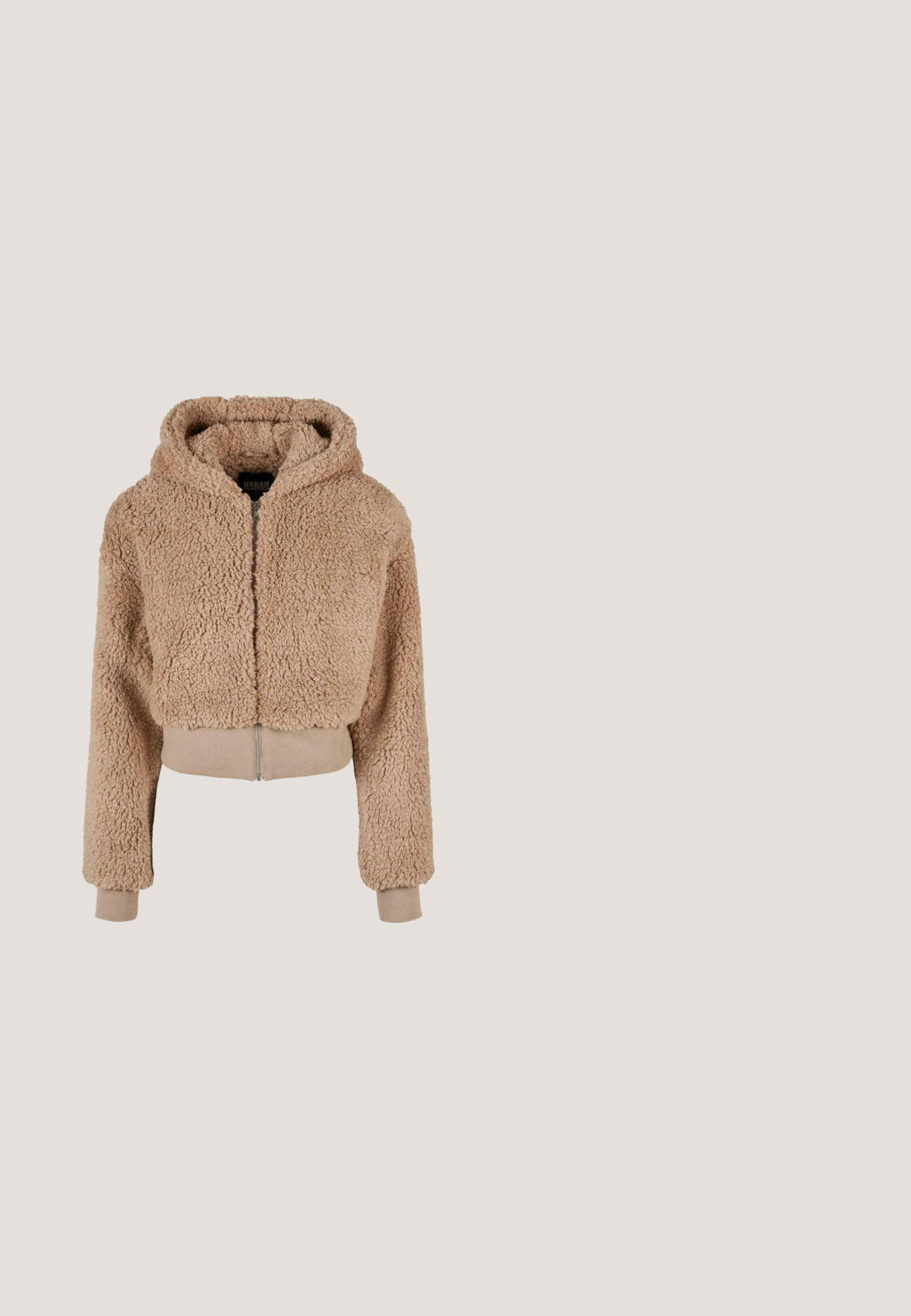 Sudadera recortada color tostado, hecha de un tejido suave y texturizado, con cierre de cremallera, dos bolsillos laterales y puños y bajo de canalé.; Top ligero gris de manga larga con escote barco, corte holgado y textura plegada, con puños enrollados y un diseño simple.; Pantalones de pierna ancha grises, hechos de una tela suave, con una cinturilla ajustable con cordón y sin bolsillos visibles.; Zapatilla de ante gris con un suave forro de piel de ova gris claro. Diseño de punta cerrada y suela flexible y texturizada para mayor agarre.; Bolso de hombro de ante gris con una correa ancha, acompañado por un pequeño monedero beige y verde oliva con cremallera en la parte delantera.; Collar de plata con una cadena delicada y un colgante circular que presenta anillos entrelazados, textura suave y un diseño minimalista.