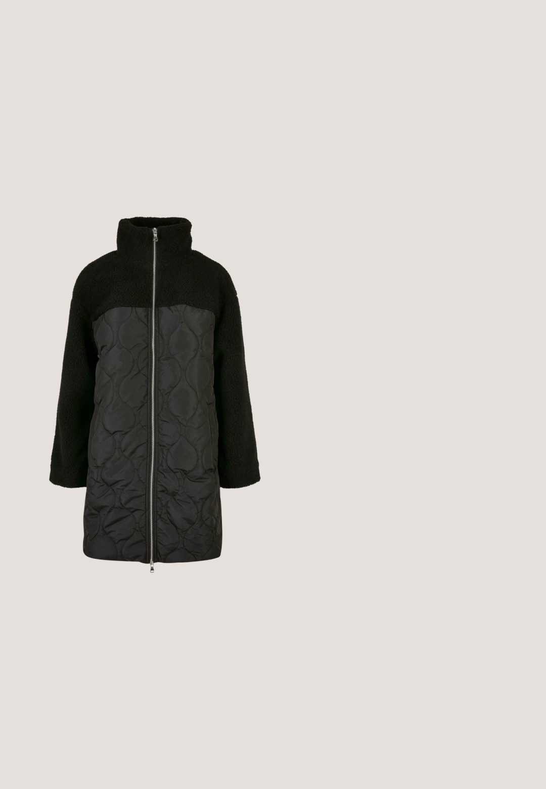 Manteau noir avec col montant, moitié en polaire texturée et moitié en tissu matelassé avec des motifs arrondis. Fermeture éclair sur toute la longueur à l'avant.; Pull en tricot noir avec un col asymétrique, des manches longues et une texture côtelée, offrant une coupe décontractée et un ourlet.; Pantalon large en denim noir avec bandes latérales contrastantes, fermeture à boutons et design classique à cinq poches. Texture lisse, sans motifs visibles.; Chaussures à plateforme en cuir noir avec une semelle épaisse et striée, dotées d'un design à lacets et d'une languette à l'arrière pour un enfilage facile.; Sac à main rectangulaire noir avec deux bandoulières, détails de boucles, et une sangle supplémentaire amovible placée à l'avant.; Bracelet en métal argenté avec un design lisse et courbé et des extrémités ouvertes. La surface est polie, réfléchissant la lumière avec une finition élégante.