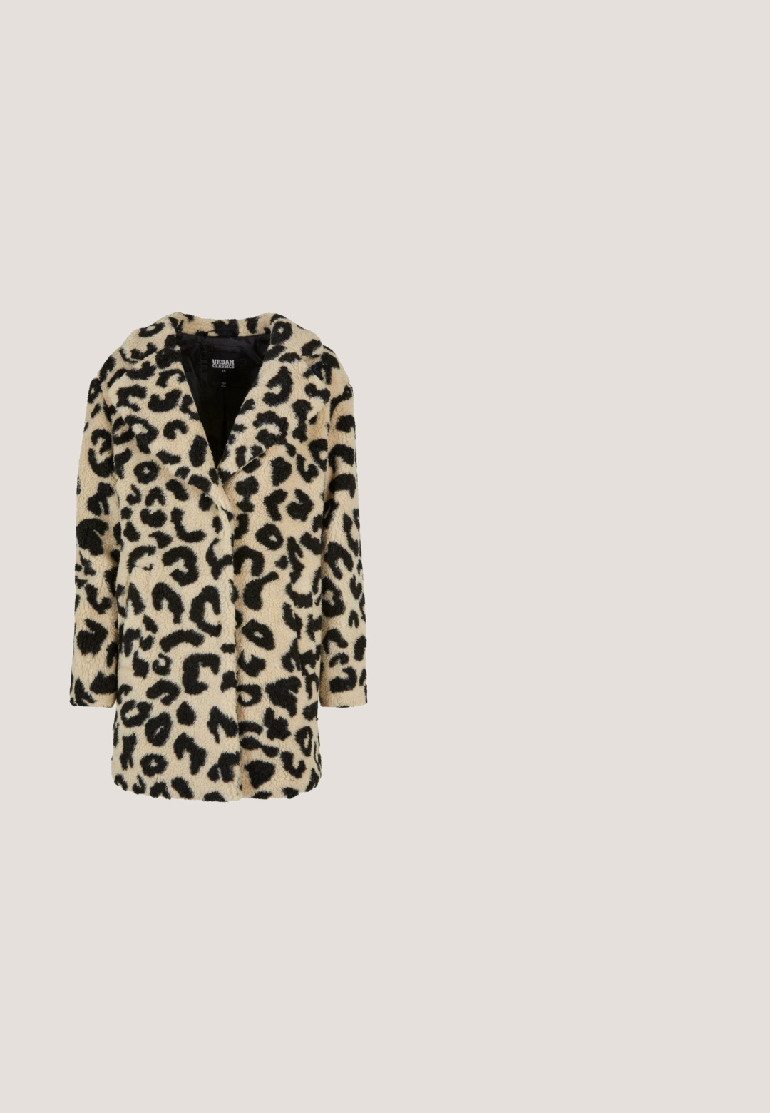 Manteau en imprimé léopard dans des tons de beige et noir, fabriqué en tissu pelucheux. Il présente un col, un design croisé et deux poches avant.; Haut à manches longues en tissu transparent arborant un motif léopard dans des teintes de beige, marron et noir. Encolure ronde, design ajusté.; Pantalons en imprimé léopard en tissu doux, avec une coupe décontractée, des jambes larges et une taille élastique dans des tons beiges et marron.; Baskets au motif léopard avec une tige en textile beige et noir, texture duveteuse, semelle en caoutchouc épaisse et accents noirs contrastants sur les côtés.; Sac à main marron Guess avec motif monogramme, brides verticales en cuir bleu clair et blanc, et bandoulière chaîne dorée.; Boucles d'oreilles en or avec un charme en forme de cœur, finition polie, et un design de maillons de chaîne reliés.