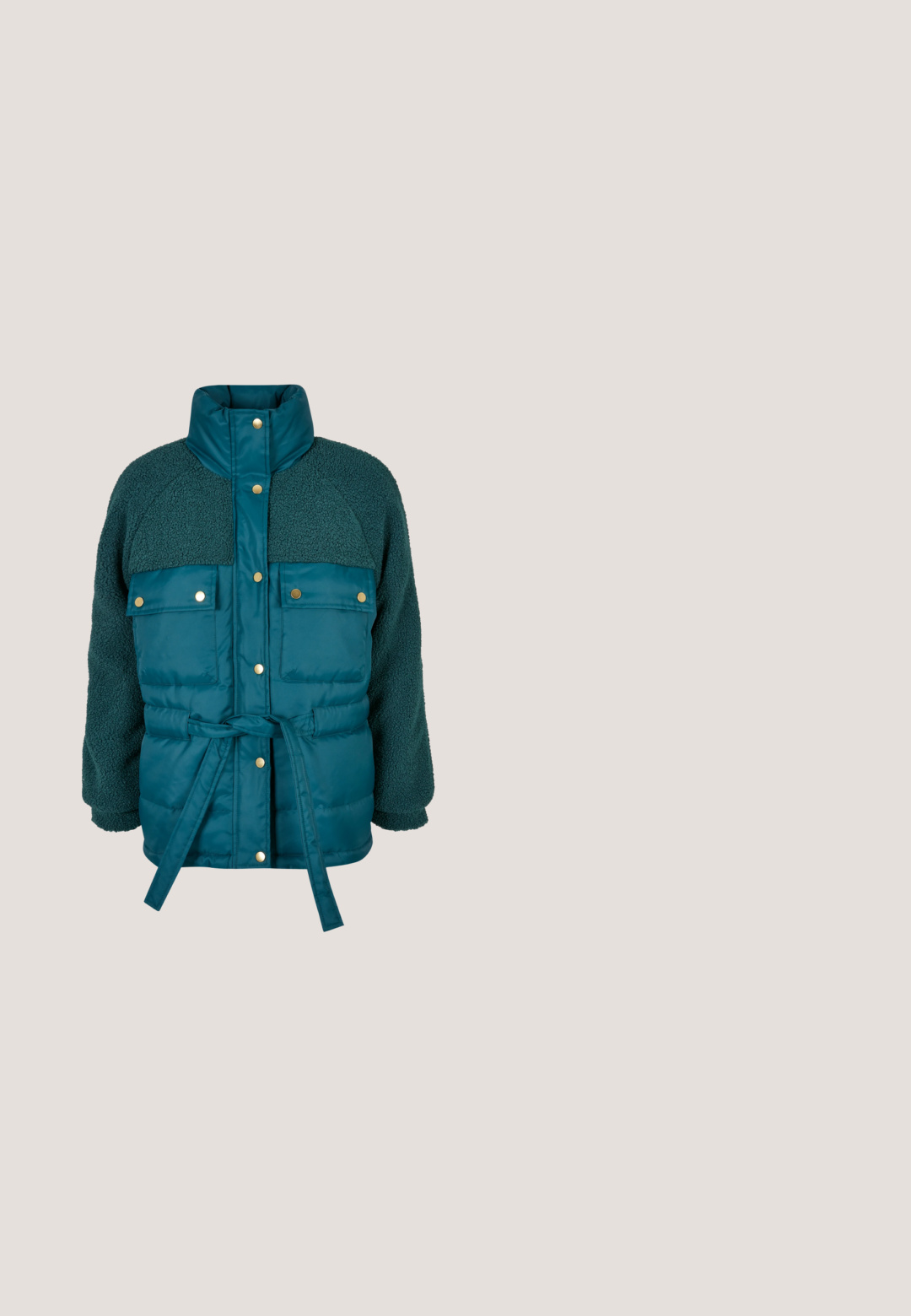 Teal puffer-jakke med blødt, tekstureret fleece toppen, guldknapdetaljer, to forlommer og bæltestrop i taljen. Høj krave-design.; Tummansininen huppari, jossa on ribbireunat hihoissa ja kauluksessa. Edessä on valkoisella fleecetikkauksella teksti "PARIISI".; Pitkähihainen merensininen ribbineulottu paita pyöreällä kaula-aukolla ja aaltoilevilla reunoilla helman ja kalvosimien kohdalla, kauluksessa etiketti, jossa lukee "MOS MOSH".; Tummansininen collegehousut, jotka on valmistettu pehmeästä kankaasta, ja niissä on joustava vyötärö naruineen, leveät lahkeet ja kaksi sivutaskua.; Kevyet juoksukengät valkoisesta verkkomateriaalista, jossa on aaltoileva pohja. Ominaisuuksia mintunvihreitä ja vaaleanpunaisia yksityiskohtia, litteät nauhat ja minimaalinen brändäys.; Vaaleansininen farkkuinen olkalaukku säädettävällä hihnalla ja vetoketjullisella suljinnalla, esitetty neutraalia taustaa vasten.