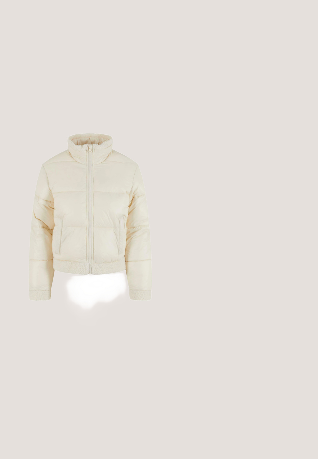 Geteilte, cremefarbene gepolsterte Jacke mit hohem Kragen, Frontreißverschluss, Seitentaschen und weichem Fleece-Besatz an Saum und Bündchen.; Weißes, kurz geschnittenes Hoodie mit langen Ärmeln, gerippten Bündchen und Saum, verstellbarer Kordelzugkapuze und dem Schriftzug "RED BULL RACING" auf der Brust.; Weißes Baumwoll-T-Shirt mit kurzen Ärmeln und rundem Halsauschnitt, mit einem pinken grafischen Text "WEEKEND LOADING..." auf der oberen linken Brust.; Hellblaue gerade geschnittene Jeans mit Knopf, Reißverschluss und fünf Taschen, auf weißem Hintergrund dargestellt.; Weiße Sneaker mit einem Obermaterial aus glattem Leder, Schnürverschluss, strukturierten Gummisohlen und dekorativen Strassakzenten an der Seite.; Weiße rechteckige Handtasche mit schwarzem Rand, goldenem Guess-Logo, verstellbarem Riemen und einem herzförmigen Schlüsselanhänger mit Quaste und goldenem Anhänger.