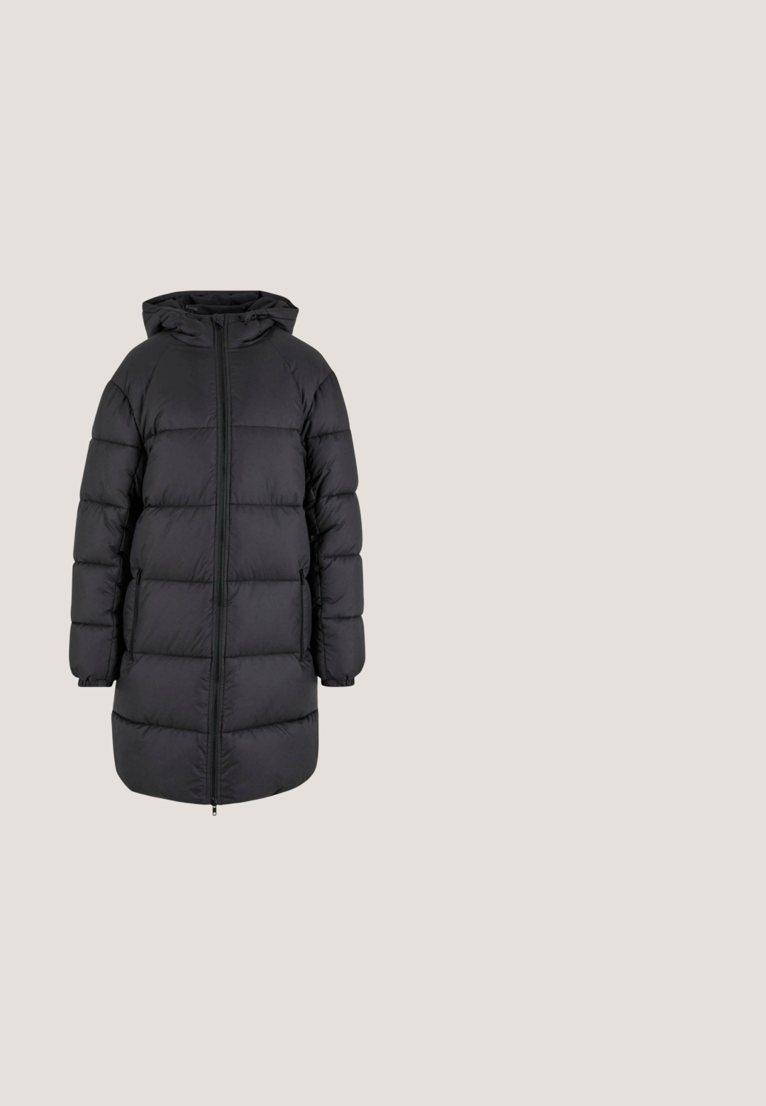 Abrigo negro acolchado con capucha, diseño acolchado, cremallera frontal y bolsillos laterales. De longitud media con un ajuste ligeramente holgado y puños elásticos.; Suéter negro de felpa con cuello alto y líneas geométricas blancas en negrita que forman rectángulos y curvas a lo largo del cuerpo y las mangas.; Vaqueros skinny negros de denim con una textura suave. Presentan un cierre frontal de botón y cremallera, cinco bolsillos y un ajuste elegante.; Botines negros con parte superior acolchada, cierre con cordón y suela de goma gruesa con ranuras profundas para tracción. Textura suave y mate.; Bolsa tote de plumas negra con asas dobles, que presenta una etiqueta blanca con "MADS NØRGAARD COPENHAGEN". Textura suave y acolchada y forma redondeada.; Pendientes de aro plateados con colgantes esféricos lisos y reflectantes. Presentan un acabado pulido y un diseño limpio y minimalista.