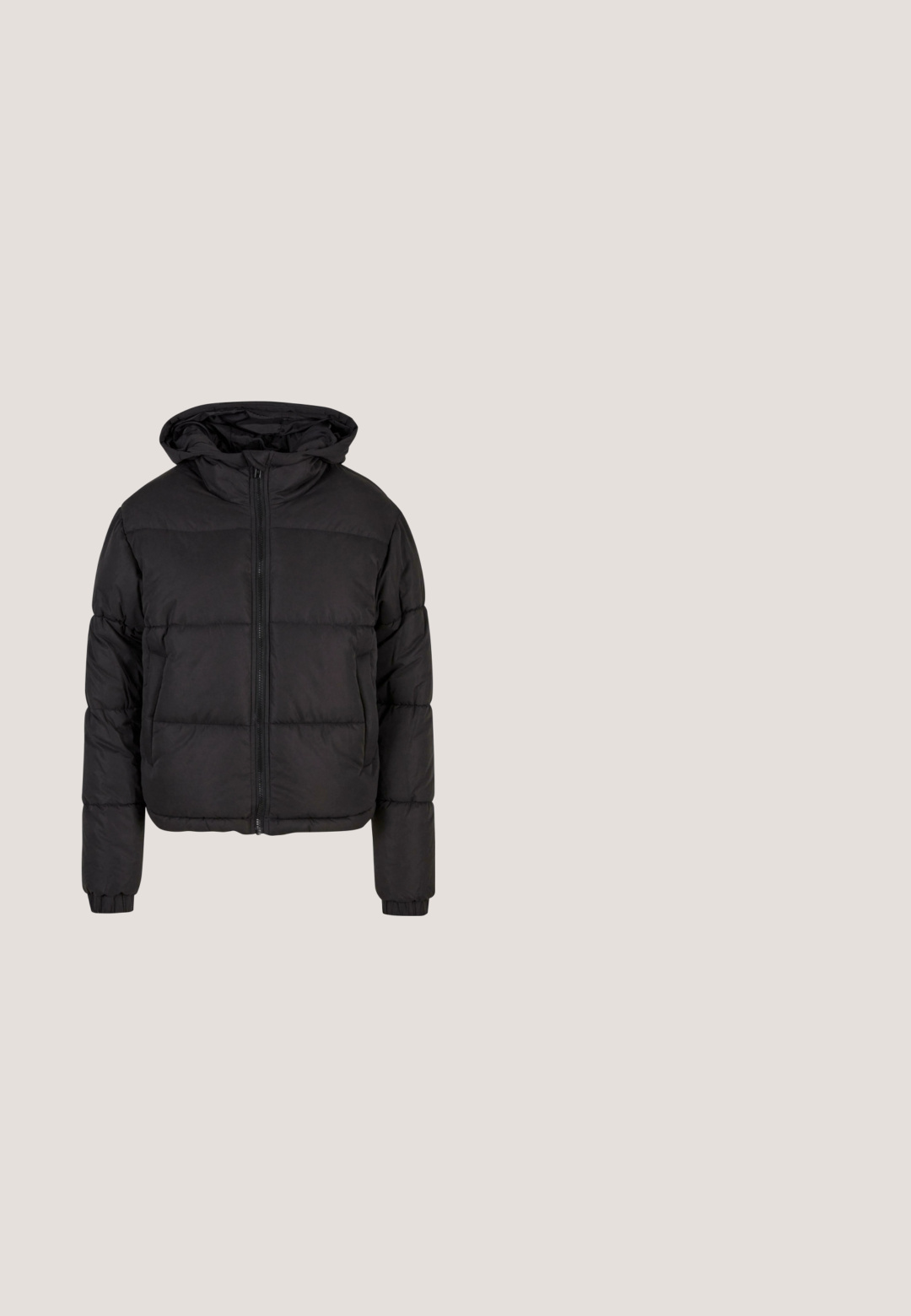 Sort pufferjakke med hætte, der har lynlås foran, elastiske manschetter og kviltet design, som giver varme og et afslappet look.; Sort strikket cardigan med høj krave, knaplukning og indviklet hulmønster, med lange ærmer og en struktureret overflade.; Sort kortærmet T-shirt med rund hals og en gul label inde i kraven mærket "JJXX" på en hvid baggrund.; Sorte brede bukser med hvid vertikal stribe mønster, der har en knaplukket talje og forlommer, lavet af et glat stof.; Sneakers i leopardmønster med sorte læderdetaljer, guldbeslag, tekstureret overdel og tykk creamfarvet sål. Indeholder snørebånd og logo.; Sort lædertaske med guld hardware, tekstureret finish, dobbelte håndtag, aftagelig hjerteformet vedhæng og præget logo på forsiden.