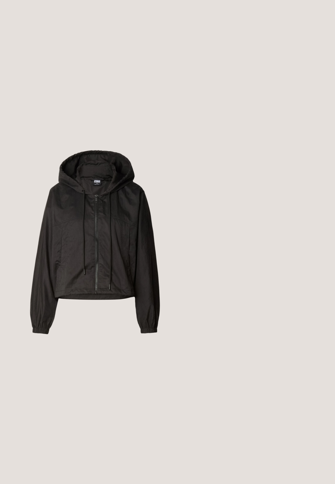 Veste légère noire à capuche avec fermeture éclair frontale, cordons de serrage, poignets élastiques et deux poches latérales, présentée sur fond blanc.; T-shirt court noir à manches courtes, col rond, coupe ample, avec étiquette Urban Classics à l’intérieur du col.; Shorts noirs avec une taille élastique. Tissu doux, design simple et ourlet légèrement arrondi en bas. Pas de motifs ou de logos visibles.; Baskets montantes noires avec motif floral blanc, lacets blancs et semelle blanche épaisse flottant au-dessus d'une surface en béton rosée.; Sac banane en tissu noir avec fermeture éclair et sangle ajustable, présenté sur fond blanc.; Bracelet en chaîne de métal argenté avec des maillons arrondis et un pendentif en forme de cœur gravé. Le design est minimaliste et se ferme par un fermoir.