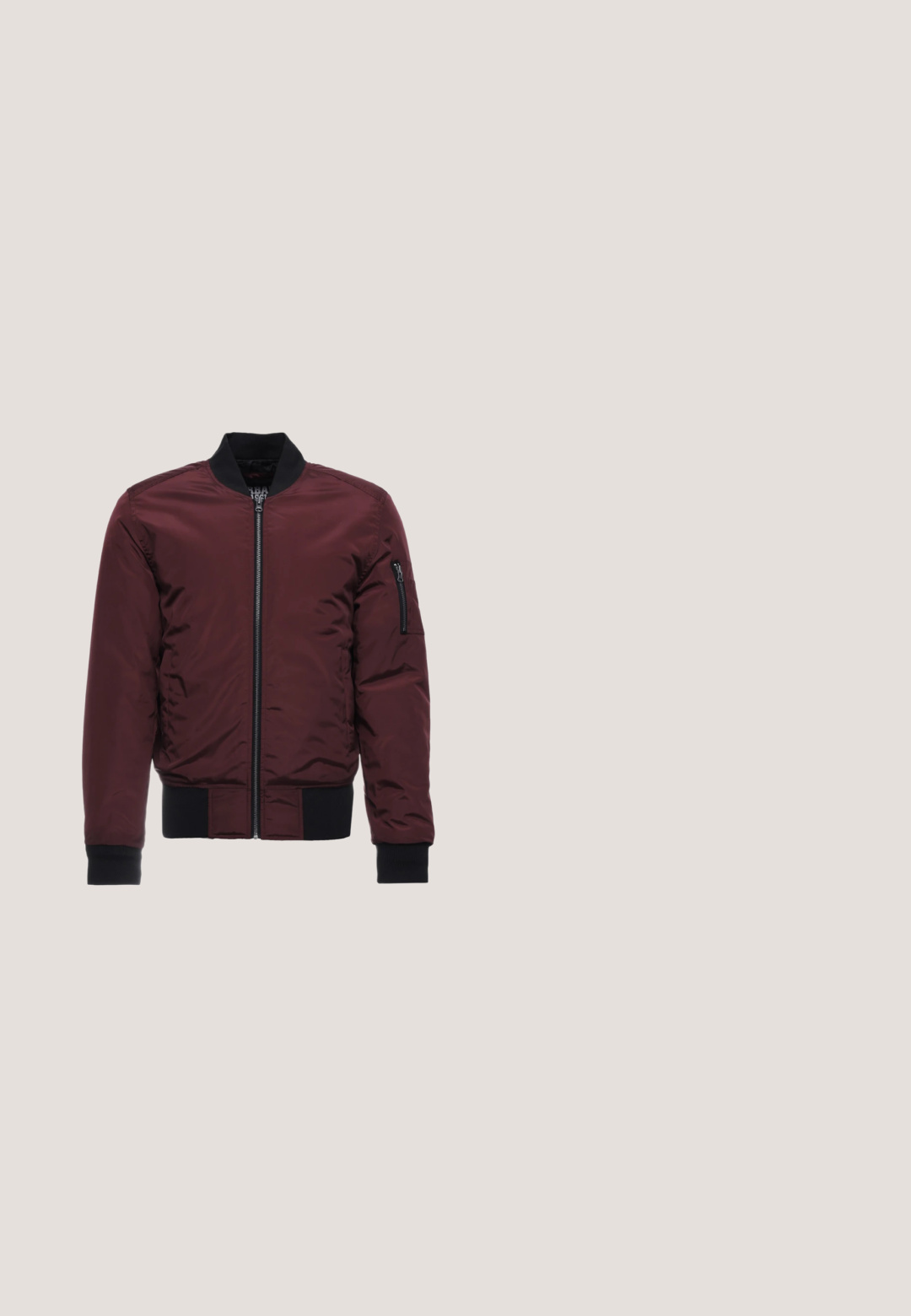 Veste bomber bourgogne avec fermeture éclair, poignets et ourlet côtelés, et poche à fermeture éclair sur la manche. Tissu lisse et brillant avec un aspect matelassé.; Combinaison noire à capuche avec manches longues, fermeture éclair sur le devant et deux poches latérales, fabriquée en tissu doux avec une coupe décontractée et des poignets élastiqués.; Sweat à capuche rouge en tissu doux, avec une poche avant, un cordon de serrage à la capuche et des poignets et un ourlet côtelés. Design simple sans logos visibles.; Baskets noir et blanc avec une tige en cuir lisse, une boîte à orteils perforée et une semelle en caoutchouc blanche avec un motif texturé.; Lunettes de soleil en plastique noir avec des verres foncés, de forme rectangulaire et texture lisse. Comprend des accents en métal et des branches solides.; Sac banane en camouflage fabriqué en tissu durable. Présente un schéma de couleurs noir, blanc et violet avec une bandoulière ajustable et une fermeture éclair.