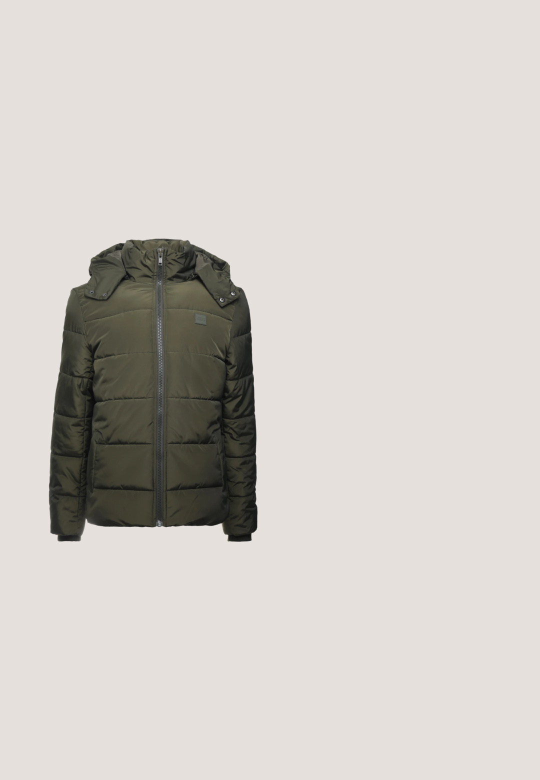Olivengrøn dunjakke med lynlås foran, aftagelig hætte, quiltet design og elastiske manchetter, lavet af glat, vandafvisende materiale.; Dondup Hættetrøje - black; Beige bomulds T-shirt med sort fed skrift der står "The Original Lonsdale London" med røde accenter. Korte ærmer, rund halsudskæring.; Pegador Træningsbukser - black; Sort læderstøvle med gule snørebånd, rund tå, hvid gummisål og tekstureret overflade. Har logo detalje på bagsiden.; Sort crossbody-taske med lynlåslomme foran, diagonale sømdetaljer, sølvmetal "Iceberg"-logo og justerbar rem på ensfarvet baggrund.
