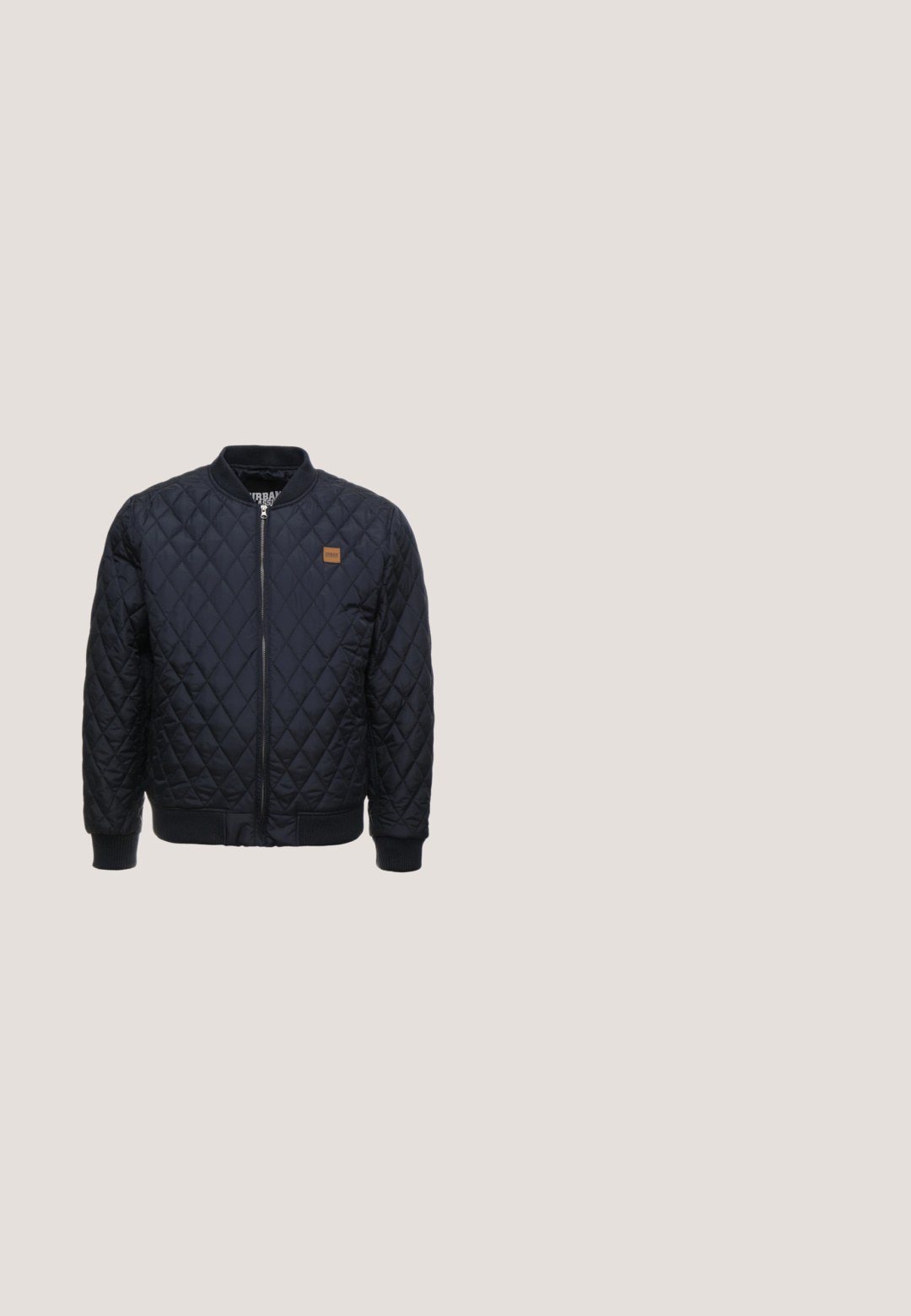 Gesteppten Marineblau Bomberjacke mit gerippten Bündchen und Saum, Reißverschluss vorne und einem kleinen Lederlogo-Patch auf der linken Brust.; Hellgrauer gestrickter Reißverschluss-Pullover mit langen Ärmeln und hohem Kragen, gerippte Bündchen und Saum, vor weißem Hintergrund abgebildet.; GANT REG SHIELD SS T-SHIRT - T-Shirt basic - grün deep forest green; Dunkelgraue Hosen mit strukturiertem Muster, Slim Fit, normale Taille mit einem Knopf und geraden Beinen, entworfen für einen modernen Look.; Weiße Sneaker mit navyblauen Wildlederakzenten, ausgestattet mit einem glatten Lederoberteil, flachen Schnürsenkeln und einer dicken weißen Gummisohle. Minimalistisches Design.; Schwarzer Hugo-Rucksack mit abgerundetem Deckel, vorderer Reißverschlusstasche und textiler Schlaufe.