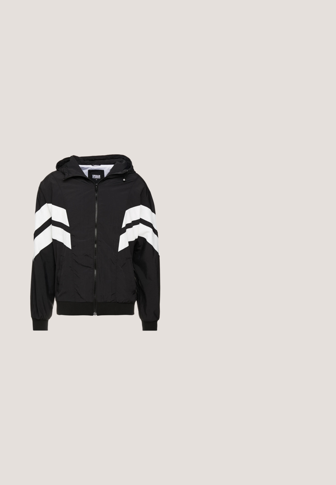 Veste coupe-vent noire avec des rayures blanches en diagonale, fermeture éclair, capuche, poignets élastiques et ourlet noir uni. Le matériau semble léger.; Sweat à capuche gris foncé avec un grand texte bleu "DROPSIZE" et des graphiques colorés. Comprend une capuche, des poignets côtelés et divers patchs imprimés.; T-shirt blanc uni en coton à manches courtes avec col rond et étiquette de taille et de marque visible à l'intérieur du col.; Pantalons de sport noirs avec taille élastique, cordon de serrage et passepoil blanc sur les côtés. Dotés de poignets ajustables avec cordons.; Chaussure de sport noire avec une tige en mesh respirant, des accents gris, une semelle blanche rembourrée et un design élégant et épuré.; Sac en bandoulière noir en tissu avec sangle réglable, rabat avant et poche zippée. Doté de quincaillerie de marque et d'une forme rectangulaire compacte.