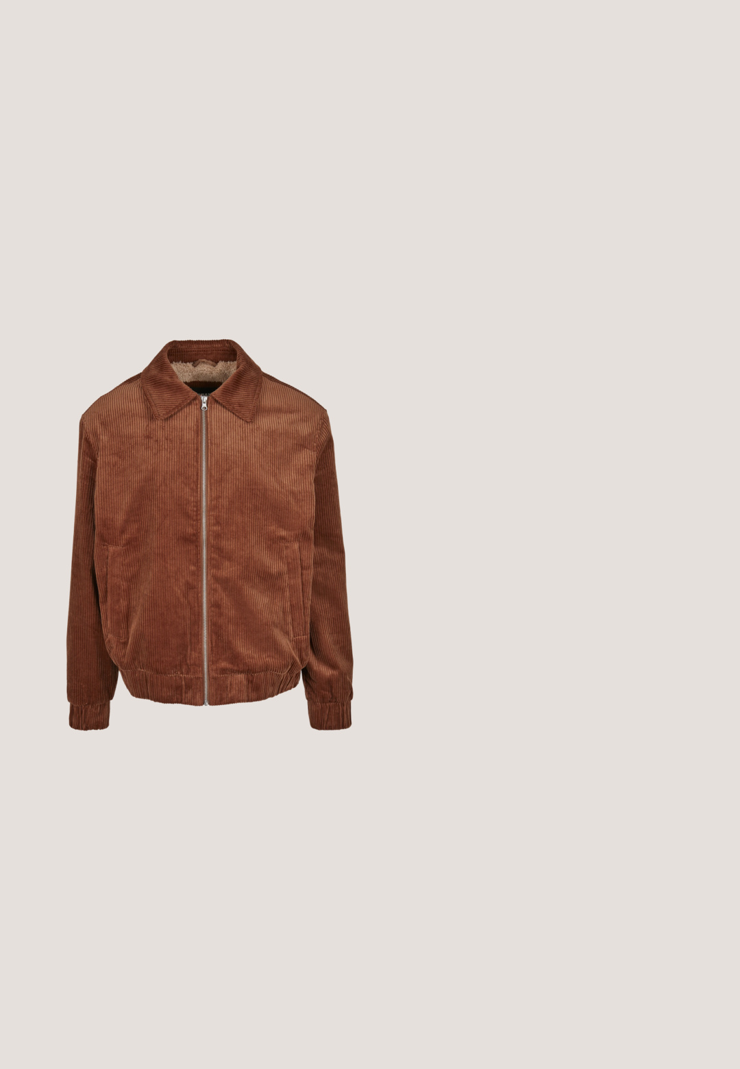 Chaqueta de pana marrón con cuello de solapa, cierre frontal de cremallera y dos bolsillos laterales. Textura acanalada y puños, ajuste informal.; Suéter de punto marrón con un patrón de canalé texturizado, cuello redondo y mangas largas. Fabricado con un tejido suave, adecuado para el uso diario.; Camiseta de algodón color crema con una impresión gráfica de un oso pardo en el agua, montañas y árboles, con "Alaska" y "La Última Frontera."; Pantalones de pana en marrón claro con diseño de pierna recta, que cuentan con un cierre de botón y bolsillos laterales, superficie de textura acanalada.; Zapatilla de cuero blanca con puntera beige y suela de goma marrón claro. Presenta cordones planos blancos y una marca en relieve en el lateral.; Bolsa mensajera de cuero marrón con cierre de solapa, correa de tela ajustable, detalles de costura visibles y logo embosado en la parte frontal.