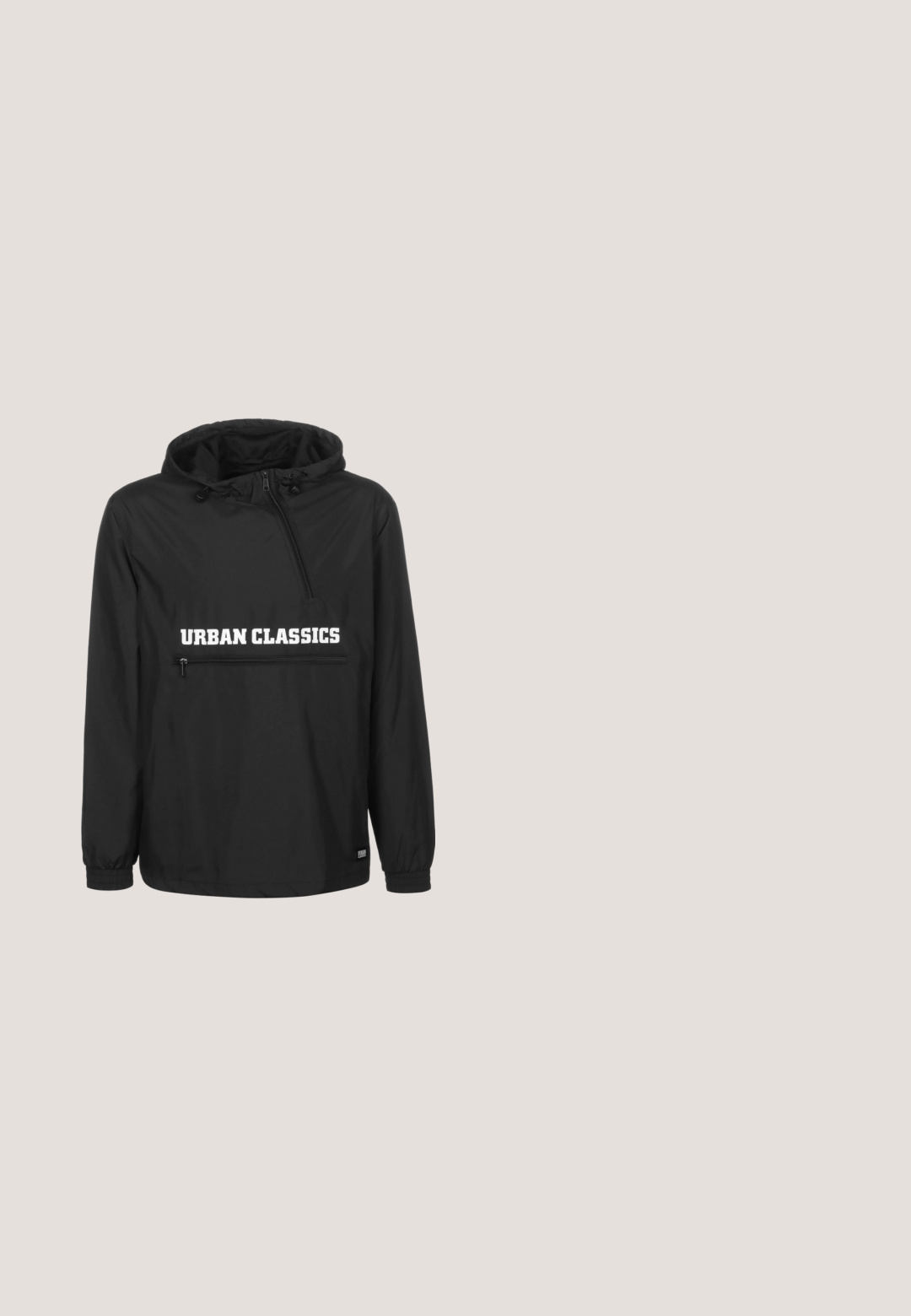 Schwarze Kapuzenjacke aus leichtem Material, mit einem Viertelreißverschluss vorne, einer Fronttasche mit Reißverschluss und dem weißen "URBAN CLASSICS" Logo.; Dunkelgrauer Kapuzenpullover aus weichem Material, mit einer vorderen Tasche mit Reißverschluss, gerippten Bündchen und einem kleinen Logo auf der Brust.; Helles graues Langarm-T-Shirt mit Rundhalsausschnitt aus thermischer Baumwolle, ribbelige Textur und Bündchen, auf einem weißen Hintergrund präsentiert.; Schwarze Jogginghose aus weichem Stoff, mit einem elastischen Bund und Kordelzug, schmal zulaufenden Beinen und gerippten Bündchen an den Knöcheln.; Schwarzer Calvin Klein Sneaker mit Mesh- und synthetischem Obermaterial, dicker Sohle und Schnürsenkeln, schwebend über einem grauen Boden in der Nähe von Glasbausteinen dargestellt.; Schwarzer Sling-Rucksack mit einem Schulterriemen, vorderer Reißverschlusstasche und seitlicher elastischer Tasche, für den Freizeit- oder Stadtgebrauch.