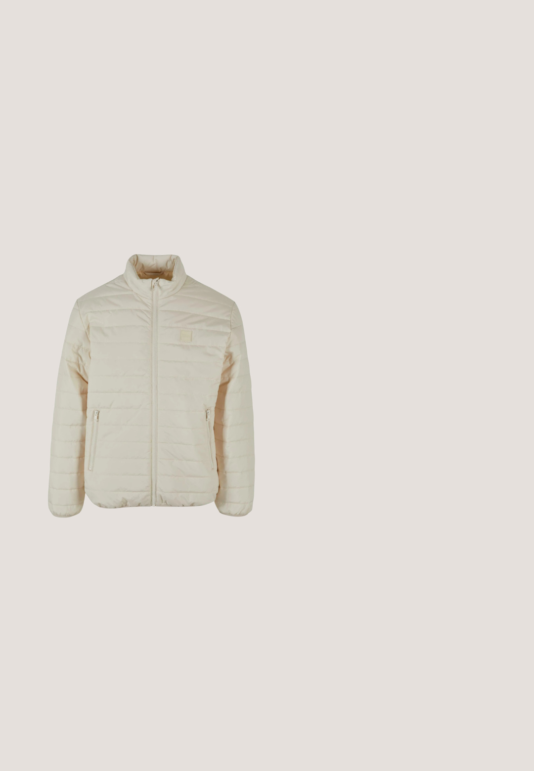 Doudoune beige clair avec des coutures horizontales, col montant, deux poches zippées et une texture douce et lisse.; Sweat-shirt noir à manches longues avec des poignets et un ourlet côtelés, col rond et logo "Colucci" en relief subtil sur la poitrine.; BLKVIS SCRIPT - Chemise - skyway; Pantalons de survêtement gris clair avec taille élastique et poignet aux chevilles, dotés de poches latérales et d'une coupe décontractée.; Baskets blanches avec une accent beige texturé, une boîte à orteils perforée, des lacets ronds et un logo distinctif sur le côté. Semelle en caoutchouc plate.; Ceinture en toile crème avec un motif géométrique beige, fermetures éclair noires et une sangle noire réglable.