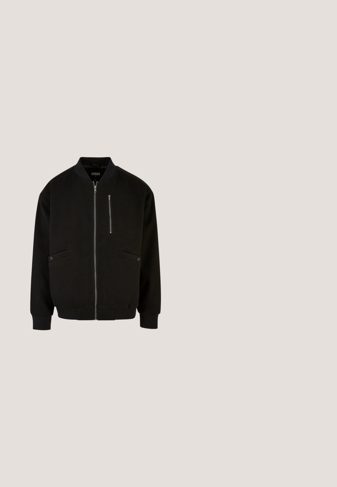 Chaqueta bomber negra con cremallera frontal, dos bolsillos laterales y puños acanalados. Confeccionada en un tejido suave con un diseño limpio y minimalista.; Suéter negro de punto con un patrón texturizado, cuello redondeado y mangas largas. La tela parece gruesa y acogedora.; Camiseta de algodón negra con cuello redondo y mangas cortas; presenta un ajuste relajado y una superficie suave y texturizada.; Pantalones cortos negros a la altura de la rodilla, confeccionados a medida, con trabillas para cinturón y cierre frontal de botones, mostrados sobre un fondo blanco.; Bota de cuero negro con acabado texturizado, diseño con cordones, puntera redonda y suela robusta. Presenta detalles en relieve y una lengüeta en el talón.; Bolsa de viaje de cuero negro con asas redondeadas, una correa de hombro desmontable y detalles de costura sutiles. Textura suave y diseño práctico.