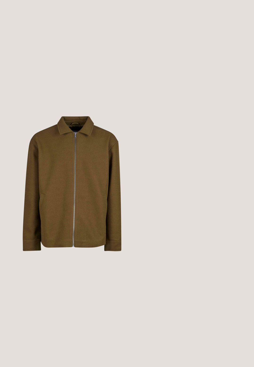 Hnedá zip-up bunda s mandarin golierom, vyrobená z jemného materiálu. Má bočné vrecká a čistý, minimalistický dizajn.; Hnedý pletený rolák so voľným strihom, rebrovanými manžetami a lemom. Má jemnú textúru a žiadne viditeľné vzory alebo ozdoby.; Šedé tričko s krátkym rukávom z bavlny, s grafickým logom v žltej a čiernej farbe, obsahujúcim stylizovaný dizajn nosorožca a text pod ním.; Kargo nohavice v olivovej zelenej farbe z bavlny, s viacerými bočnými vreckami, zapínaním na gombík a voľným strihom.; Čierne gumové dažďové čižmy s oblým prstom, s prackou na hornej strane a s textúrovanou podošvou pre lepšiu trakciu.; Hnedá kožená crossbody taška s embosovaným geometrickým vzorom, so zipsovým uzáverom a nastaviteľným popruhom. Obsahuje strieborné kovové akcenty.