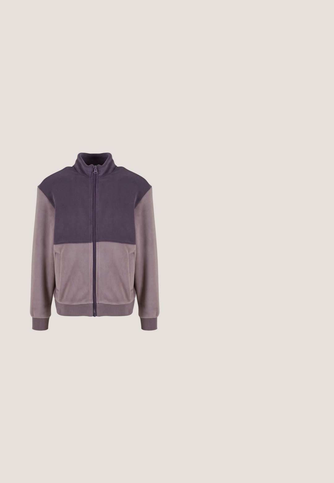 Fleece zip-up jakke i nuancer af lilla, med høj krave, sidelommer og ribbede manchetter for en komfortabel pasform.; Beige hoodie med en kængurulomme, snoretræk i hætten og sort "I THINK DIFFERENT." tekst trykt lodret på forsiden. Blød stofstruktur.; Camo t-shirt i olivengrøn, brun og sort, korte ærmer, rund halsudskæring, med et lille hvidt logo på brystet. Blødt bomuldsstof.; Cremefarvede sweatpants lavet af bomuld, med et sort logo print på venstre ben og elastiske manchetter samt talje med snore.; Kamik Snørestøvletter - dark grey; Rektangulære solbriller med mørkegrønne tonede glas, tynd sølvmetalramme og sorte plastik ender på stængerne.
