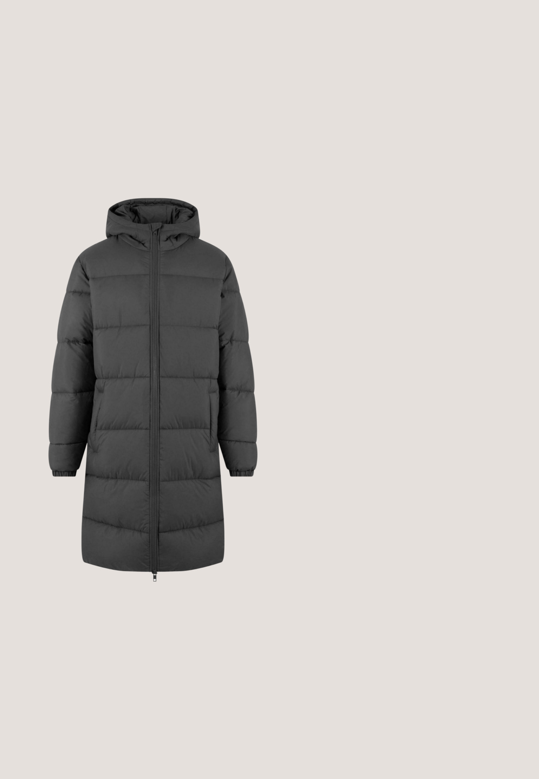 Urban Classics LONG PUFFER - Zimný kabát - magnet; Čierny kardigán na gombíky s dlhými rukávmi, výstrihom do V, rebrovanými manžetami a lemom, a malou hnedou značkou blízkou dolnému lemu.; Biele tričko s dlhým rukávom a okrúhlym výstrihom, s malým čiernym kurzívnym logom na ľavej hornej strane hrudníka.; Čierne nohavice so rovnými nohavicami s predným zapínaním na gombíky, opaskovými pútkami a bočnými vreckami na bielom pozadí.; Čierne turistické topánky vyrobené zo syntetického materiálu. Majú vysoký strih, šnurovanie vpredu, textúrované panely a zosilnené podrážky pre lepšiu priľnavosť.; Čierna cestovná taška vyrobená z odolnej tkaniny, vybavená zipsovateľnou prednou kapsou, hornou rukoväťou a minimalistickým dizajnom s hladkou textúrou.