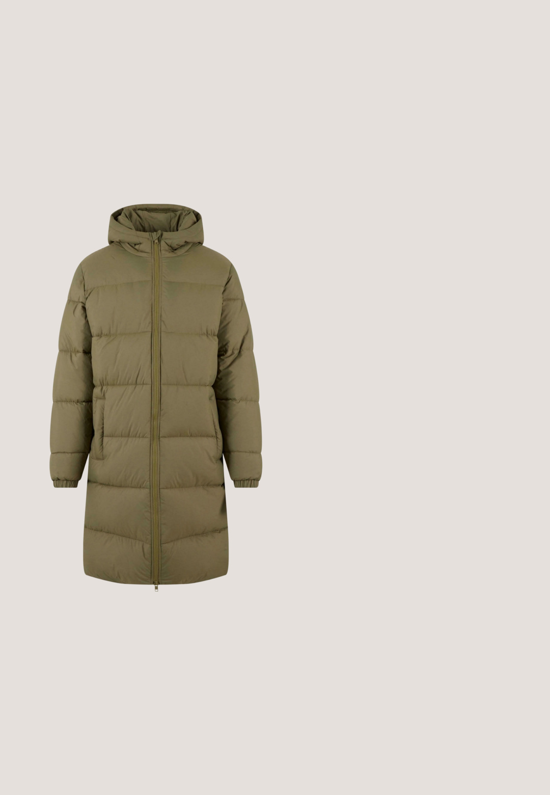Urban Classics LONG PUFFER - Wintermantel - tiniolive; Dunkelgrauer Kapuzenpullover mit Kängurutasche vorne, langen Ärmeln, gerippten Bündchen und Kapuze, gezeigt vor einem schlichten weißen Hintergrund.; Urban Classics SHORTSLEEVE - T-Shirt basic - black; Helle blaue, unversehrte Jeanshose mit geradem Bein, ausgestattet mit Fronttaschen und einem dezenten, gestickten Logo in der Nähe der Taille.; Schwarzer Militärstiefel mit Lederoberteil, Gewebepaneelen, Schnürung vorne und robuster Gummisohle für beste Griffigkeit. Verstärkter Zehenbereich und Knöchelstütze.; Quadratische Umhängetasche aus dunkelgrünem Stoff, mit einer vorderen Reißverschlusstasche, schwarzem Trageriemen und Logo-Text auf der unteren Vorderseite.