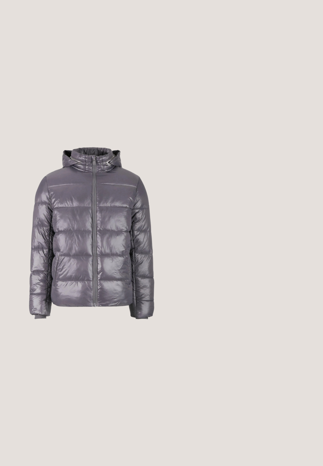 Grijze gevoerde pufferjack met capuchon, met een glanzende afwerking, horizontaal gestikt ontwerp, voorrits en elastische manchetten.; Dropsize Hoodie - washed grey; Zwarte t-shirt van katoen, met een klassieke ronde hals, korte opgerolde mouwen en een rechte zoom. Eenvoudig, effen ontwerp zonder patronen.; Lichtgrijze sweatpants van katoenmix. Voorzien van een elastische tailleband, zijzakken en taps toelopende boorden. Glad textuur, minimalistisch ontwerp.; Witte leren sneaker met geperforeerde details aan de zijkant, ronde neus en een gestructureerde rubberen zool. Veters en een gevoerde kraag verbeteren de pasvorm.; Zwarte weekendtas met twee handvatten, verstelbare schouderriem, voorvak met rits en minimalistisch logo op effen achtergrond.