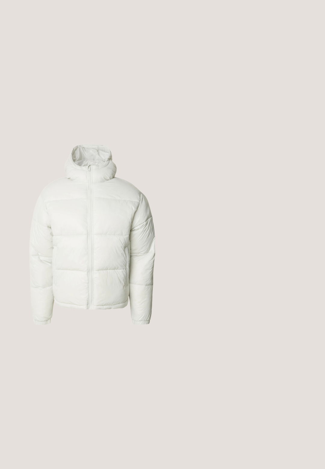 Weiße Steppjacke mit hohem Kragen, ausgestattet mit einem Frontreißverschluss und elastischen Bündchen. Der Stoff wirkt glatt und hat ein glänzendes Finish.; Schwarzer Hoodie mit einem vorderen Grafikdruck einer Figur vor einem wolkigen Hintergrund. Enthält eine Kängurutasche und Sternmuster auf den Ärmeln.; Weißes Baumwoll-T-Shirt mit lässiger Passform, Rundhalsausschnitt und schwarzer Schrift mit dem Text "Prohibited" sowie "BERLIN // NEW YORK" darunter.; Hellgraue Sweatpants mit elastischem Bund, Kordelzug, Seitentaschen und einer lässigen, geraden Passform.; Weiße Sneaker aus synthetischem Material mit perforierten Details, flachen Schnürsenkeln, einer strukturierten Sohle und einem marineblauen Logo an der Seite und Ferse.; Rechteckige schwarze und graue Umhängetasche mit wiederholendem KL-Logo-Muster, verstellbarem Riemen und dekorativem Karl Lagerfeld Profilanhänger.
