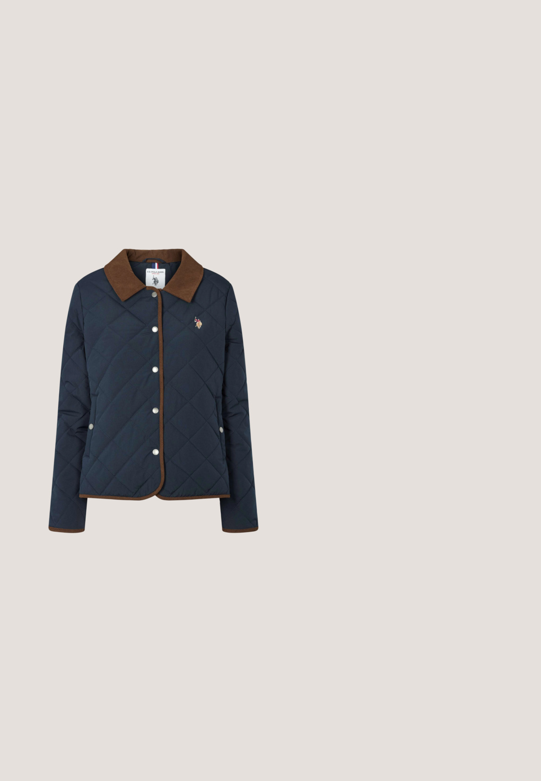 Marineblaue Steppjacke mit braunem Cordkragen und Besatz, silbernen Druckknöpfen und besticktem U.S. Polo Assn. Logo auf der Brust.; Weißer, langärmliger Strickpullover mit Rundhalsausschnitt und kleinem, gesticktem U.S. Polo Assn.-Logo auf der linken Brust.; Langärmliges Oberteil mit kastanienfarbenen und weißen horizontalen Streifen, gerippter Textur, rundem Halsausschnitt und kleinem gesticktem Logo auf der Brust.; Blaue Jeans im Flared-Stil mit mittelhoher Taille, ausgestattet mit Ziernähten, zwei vorderen Taschen und einer hinteren Paspeltasche.; Weißer Low-Top-Sneaker mit goldener Fersenlasche, Schnürsenkeln und Logo eines Polo-Spielers an der Seite, vor weißem Hintergrund präsentiert.; Marineblaue Crossbody-Tasche mit verstellbarem Riemen, Klappenverschluss, dekorativem Gürtel und kleinem goldenen Pferd-und-Reiter-Emblem auf der Vorderseite.