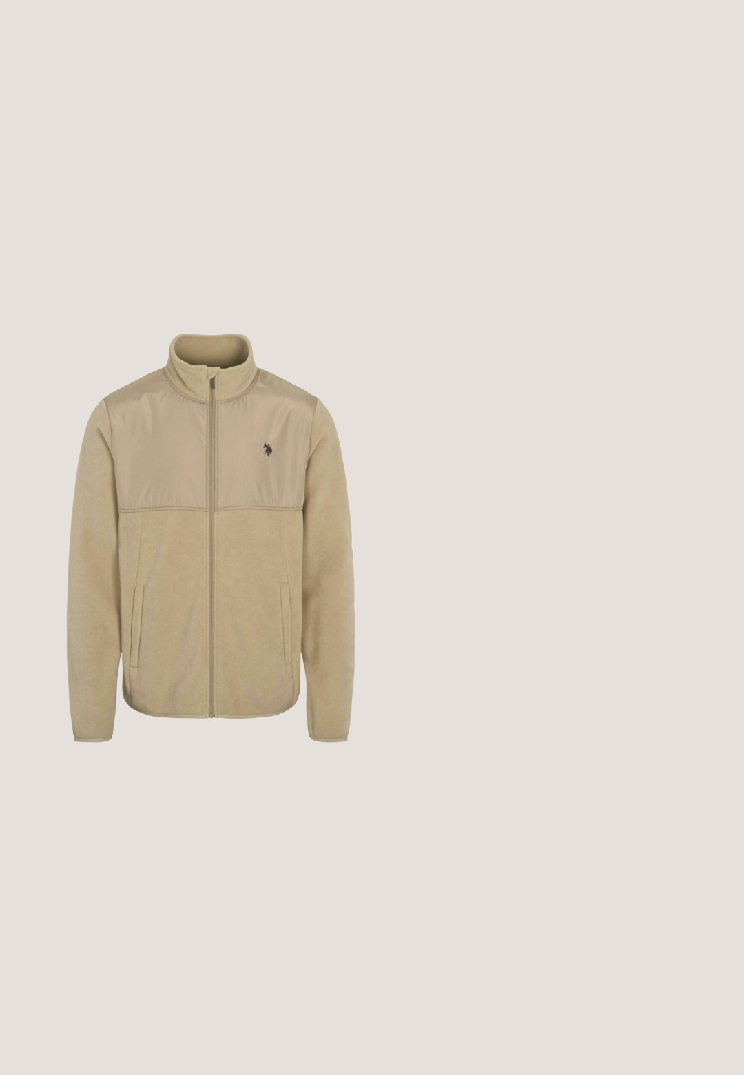Beige fleecejack met volledige ritssluiting, opstaande kraag, twee voorzakken en klein donker geborduurd logo op de linkerborst.; Beige gebreide hoodie met een losse pasvorm, een gestructureerd patroon, een capuchon met trekkoord en geribbelde boorden en zoom. Lichtgewicht materiaal voor comfort.; Beige t-shirt met korte mouwen en een subtiel logo patroon over de hele stof, met ribgebreide kraag en mouwboorden. Gemaakt van een zachte, gestructureerde stof.; Blauwe denim jeans met een recht gesneden ontwerp, voorzien van een sluiting met knopen aan de voorkant, riemlussen en klassieke vijf-pocket styling.; Bruine suède wandelschoen met zwarte gewatteerde kraag, zwarte rubberen zool, veterhaken en een blindgeperst rond logo aan de zijkant.; Bruine designer toilettas met monogrammenpatroon, voorvak met rits en goudkleurig Guess-logo op een effen witte achtergrond.