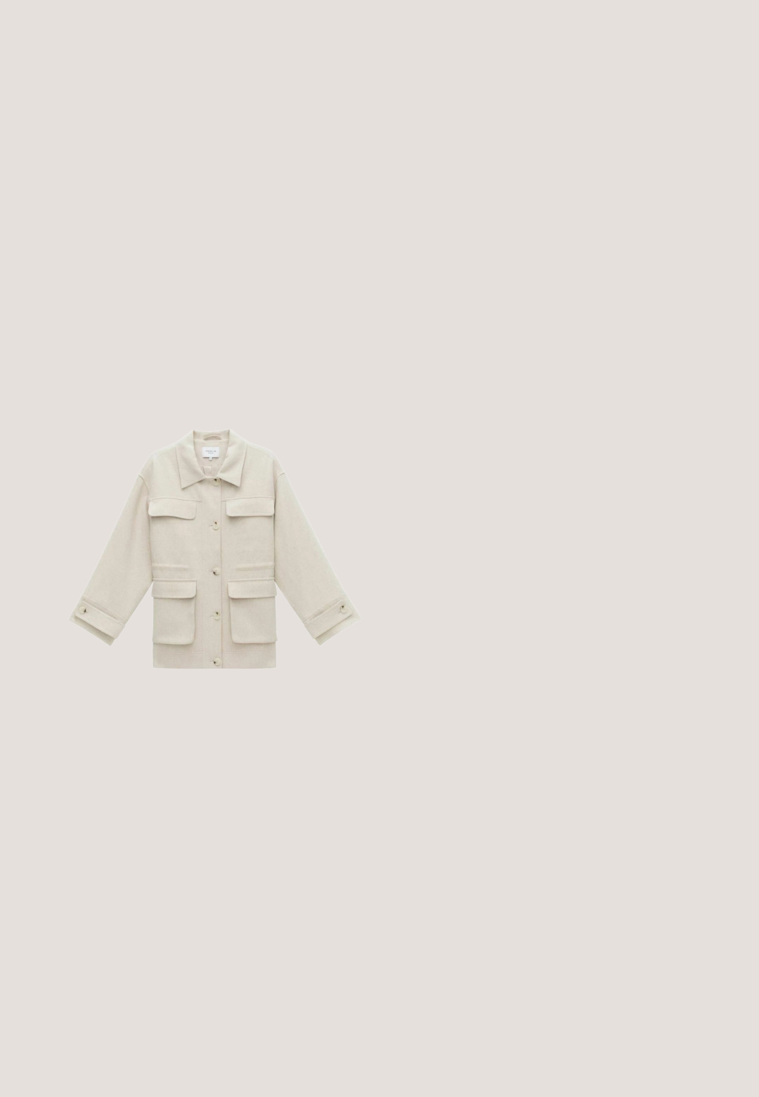 Beige utility-jack met een kraag, lange mouwen, vier voorzakken en knoopsluiting. Gemaakt van gestructureerde stof.; Lichtgele korte mouwen blouse met pofmouwen, ronde halslijn en een losse, licht geplooide zoom.; Hoge taille wijduitlopende witte broek met riemlussen, knoop aan de voorkant, koordsluiting en zijzakken.; Witte en beige damessneaker met mesh- en lederen details, dikke zool, metalen gouden hielaccent en een lusje aan de achterkant.; Witte leren schoudertas met twee handvatten, een afneembare schouderband en een gebosstere tekst die zegt "DE TOTE BAG MARC JACOBS." Deze tas heeft een gladde textuur.; Gouden ring met een rechthoekig, gehammerd oppervlak met een verhoogd ontwerp van een vierpuntige ster in het midden.