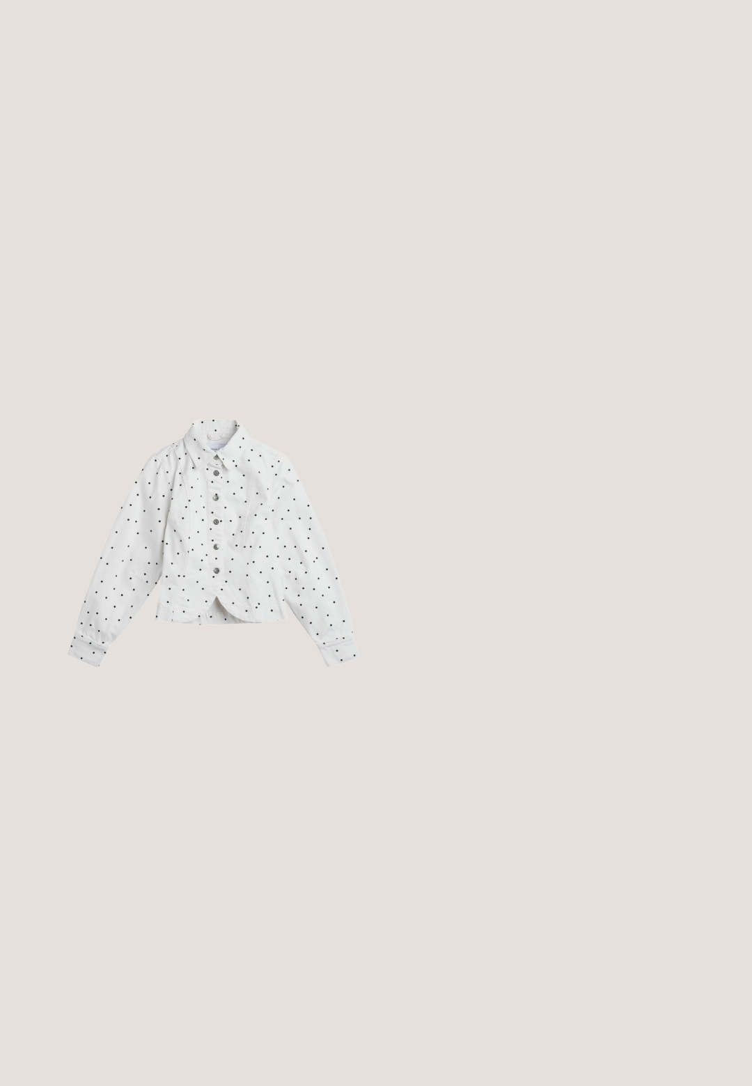 Hvid skjortejakke med lange ærmer og sorte polkaprikker, med krave og detaljeret talje.; Hvid croppet T-shirt med korte ærmer og rund hals, dekoreret med diskrete 3D-blomsterapplikationer på forsiden.; Hvide knæhøje shorts med store sorte polkaprikker, forreste knap, lynlås, bæltestropper og forlommer.; Balletflad i cremefarvet stof med sølvfarvede palietter arrangeret i et prik mønster, rund tå og lav brun sål. Tekstureret overdel for ekstra detalje.; Hvid faux lædertaske med en samlet design, snørrelukning og glat tekstur. Buccet form med bløde folder og minimal hardware.; Hvid stofsløjfe med en sort roset i midten pyntet med små sølvperler på en ensartet hvid baggrund.